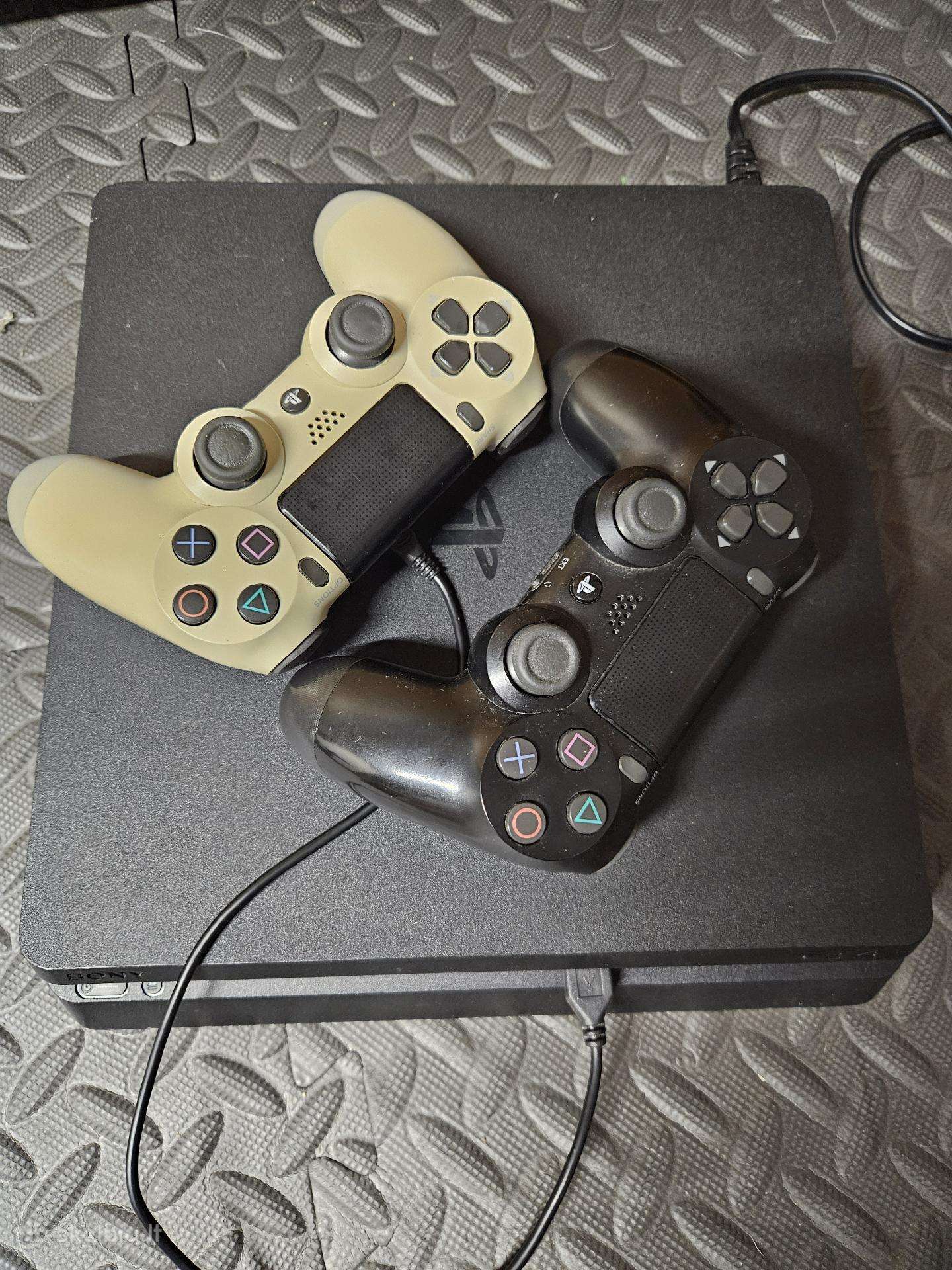 Ps4 slim su 2 pulteliais