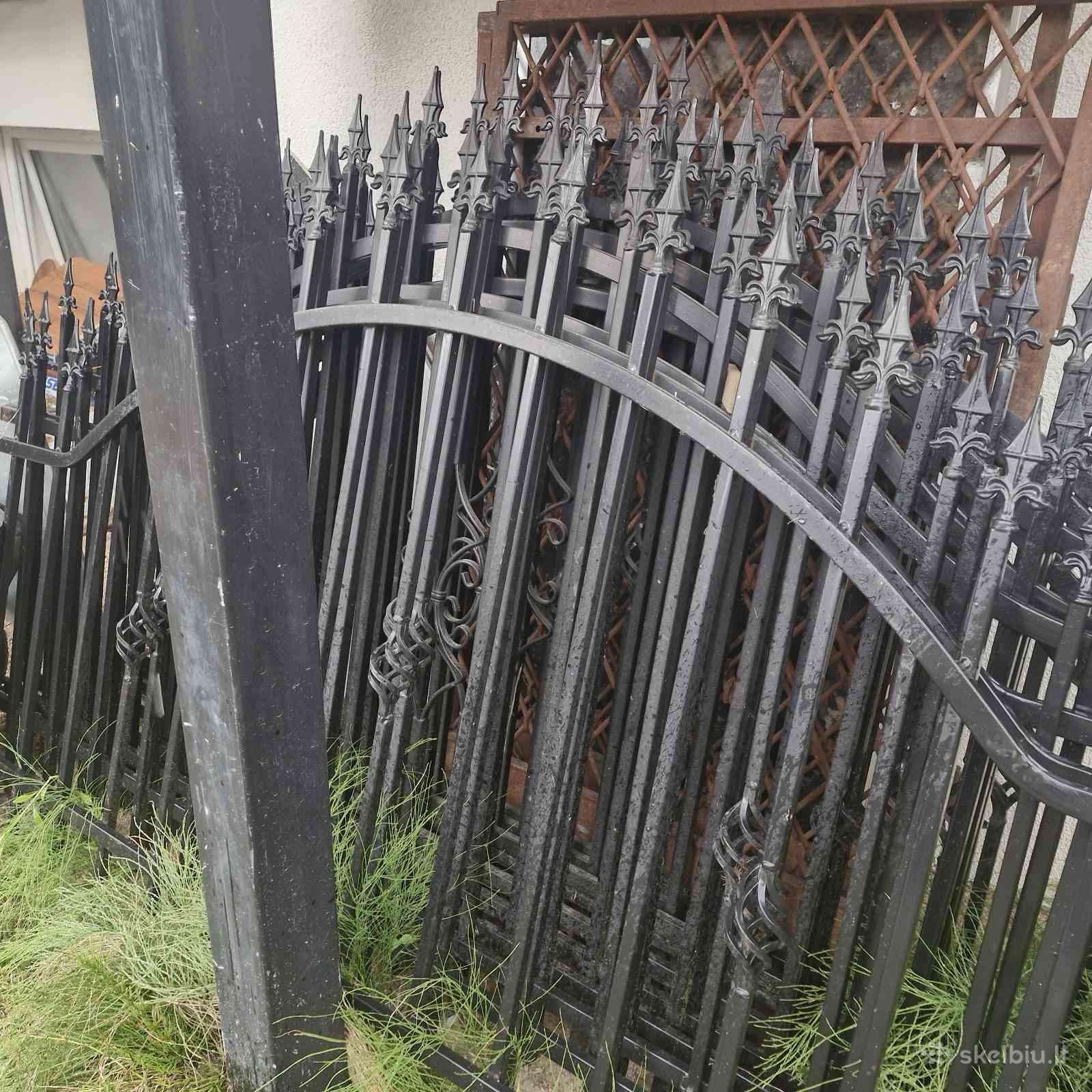 Medinės Durys Ir Dekoratyvinė Metalinė Tvora