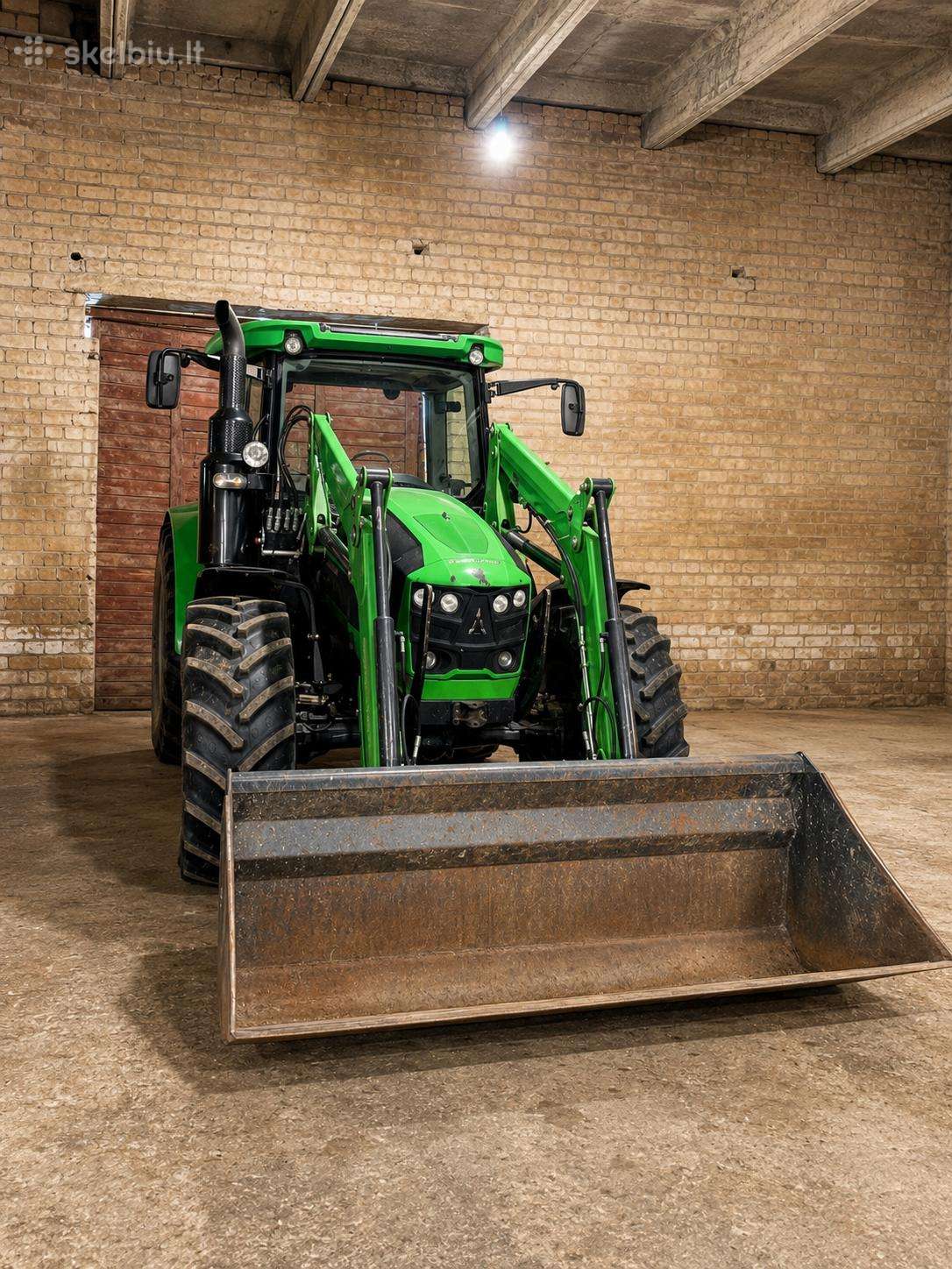 Deutz-fahr traktorius su frontaliniu krautuvu