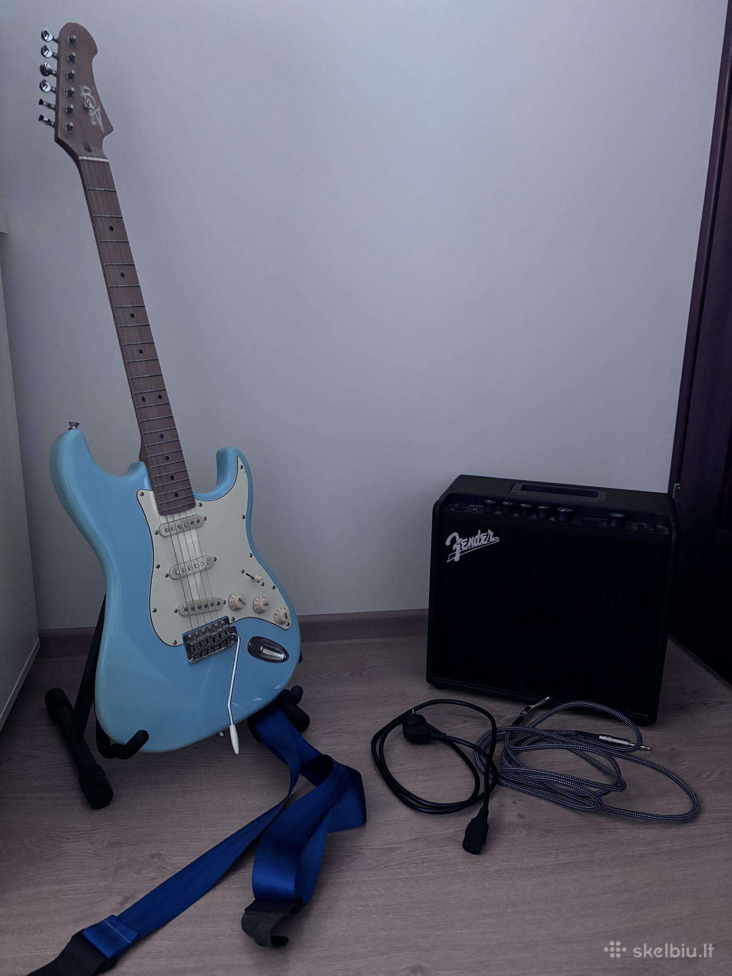 Parduodamas pilnas elektrinės gitaros komplekta