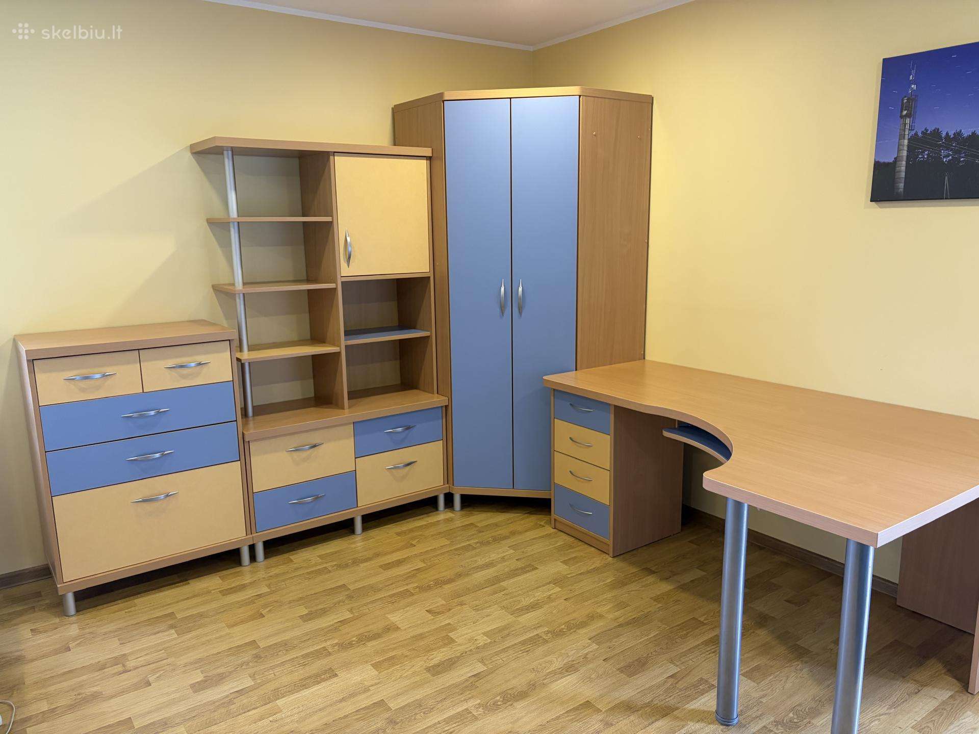 Mediniai vaikų kambario baldai