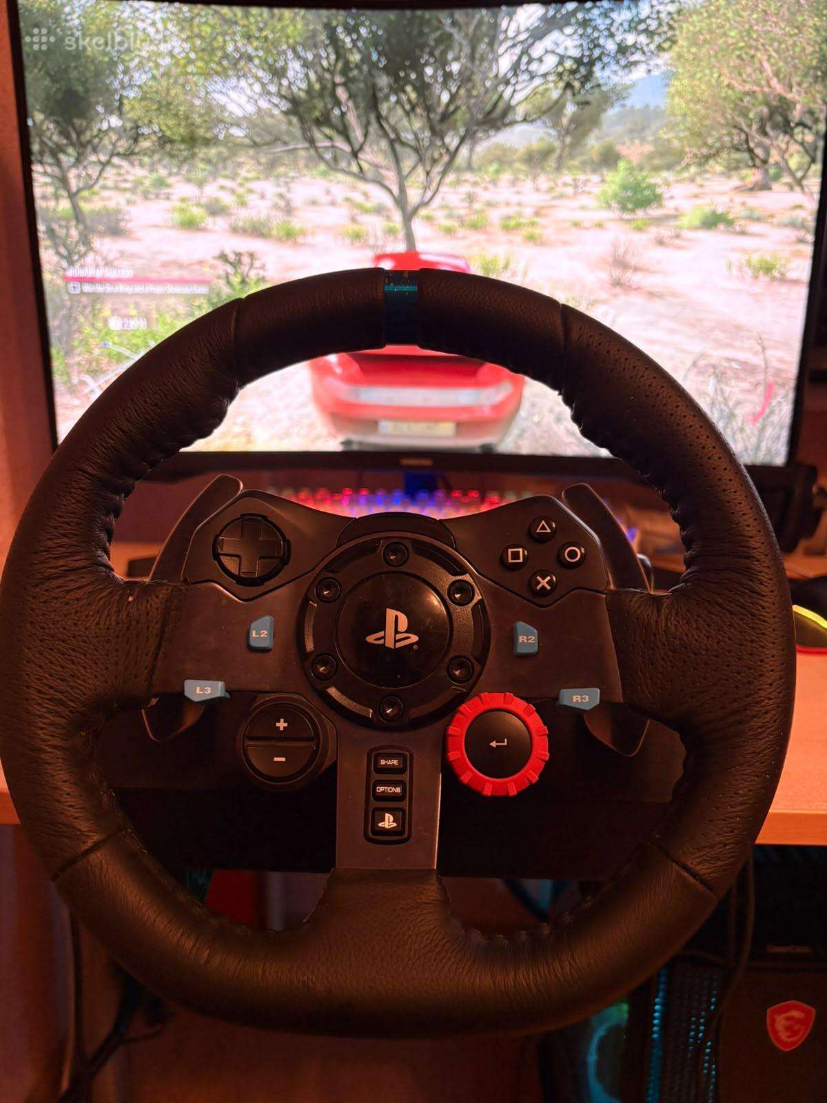 Logitech G29 Vairas su pedalais