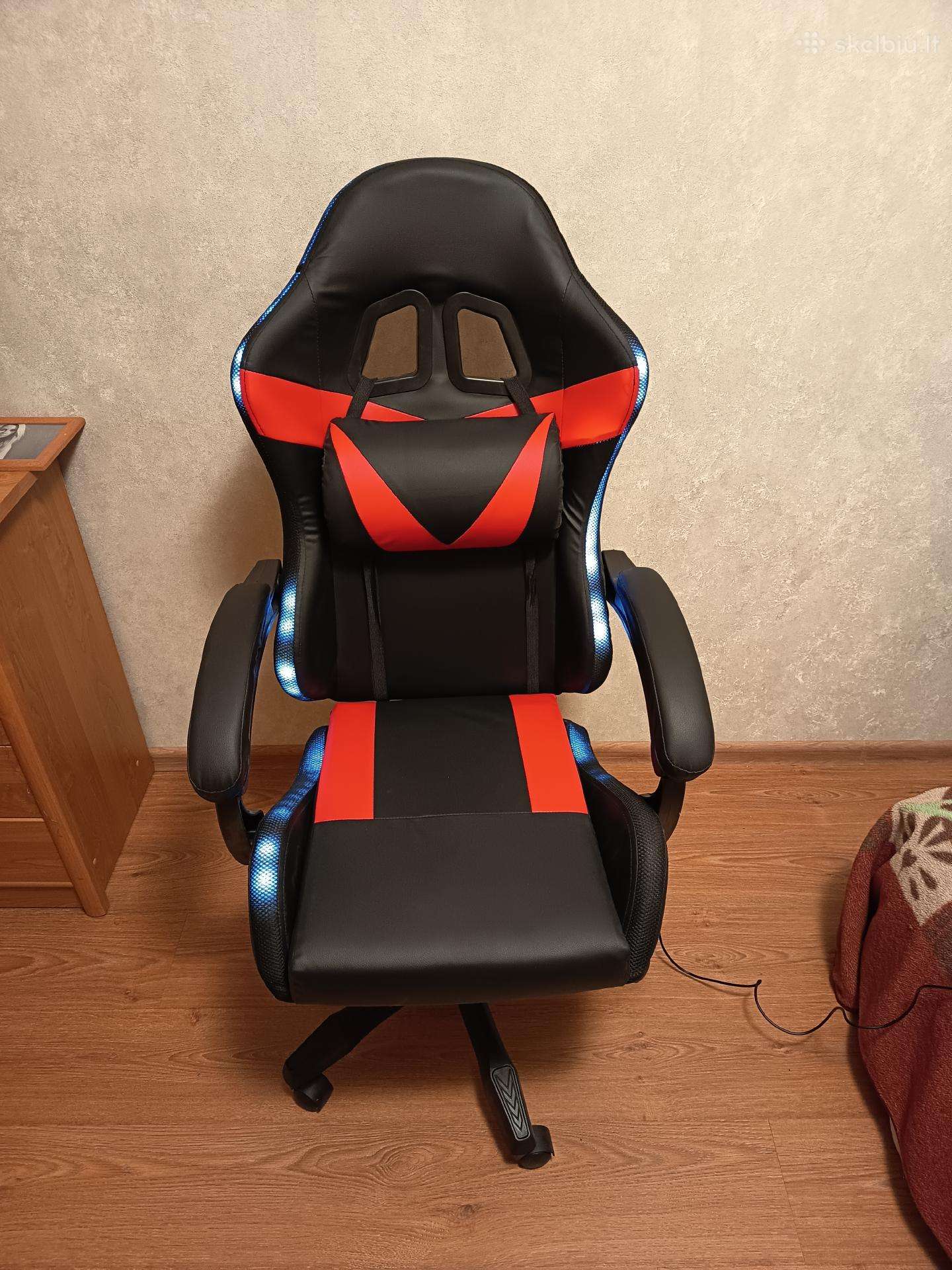 Kėdė prie rašomojo stalo