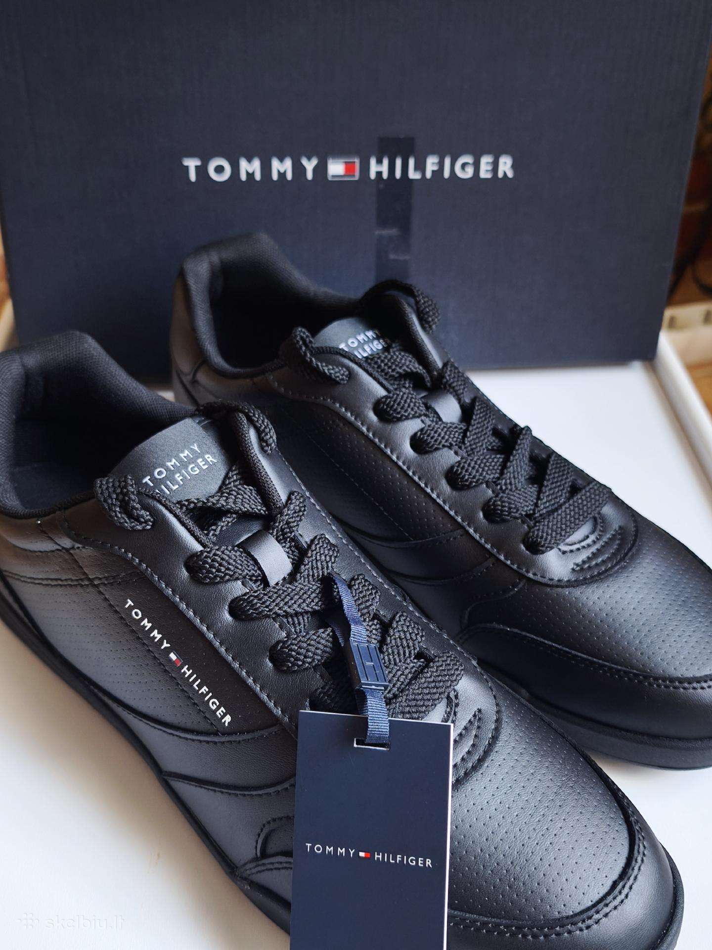 Vyriski kedai Tommy Hilfiger.