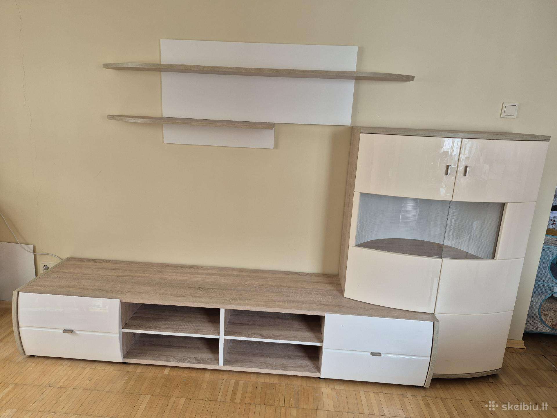 TV staliukas su indauja