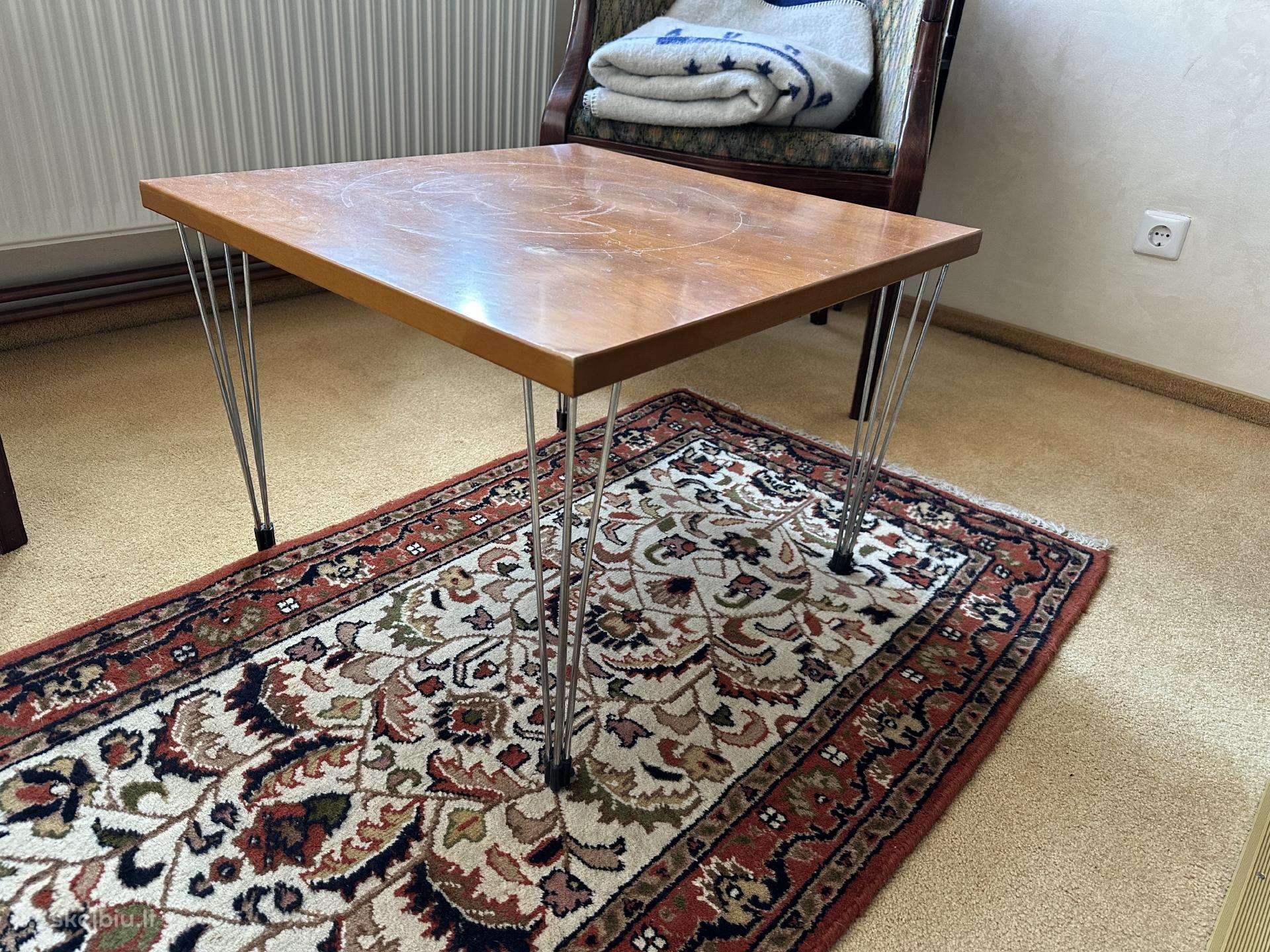 Skandinaviško dizaino dizainerio staliukas