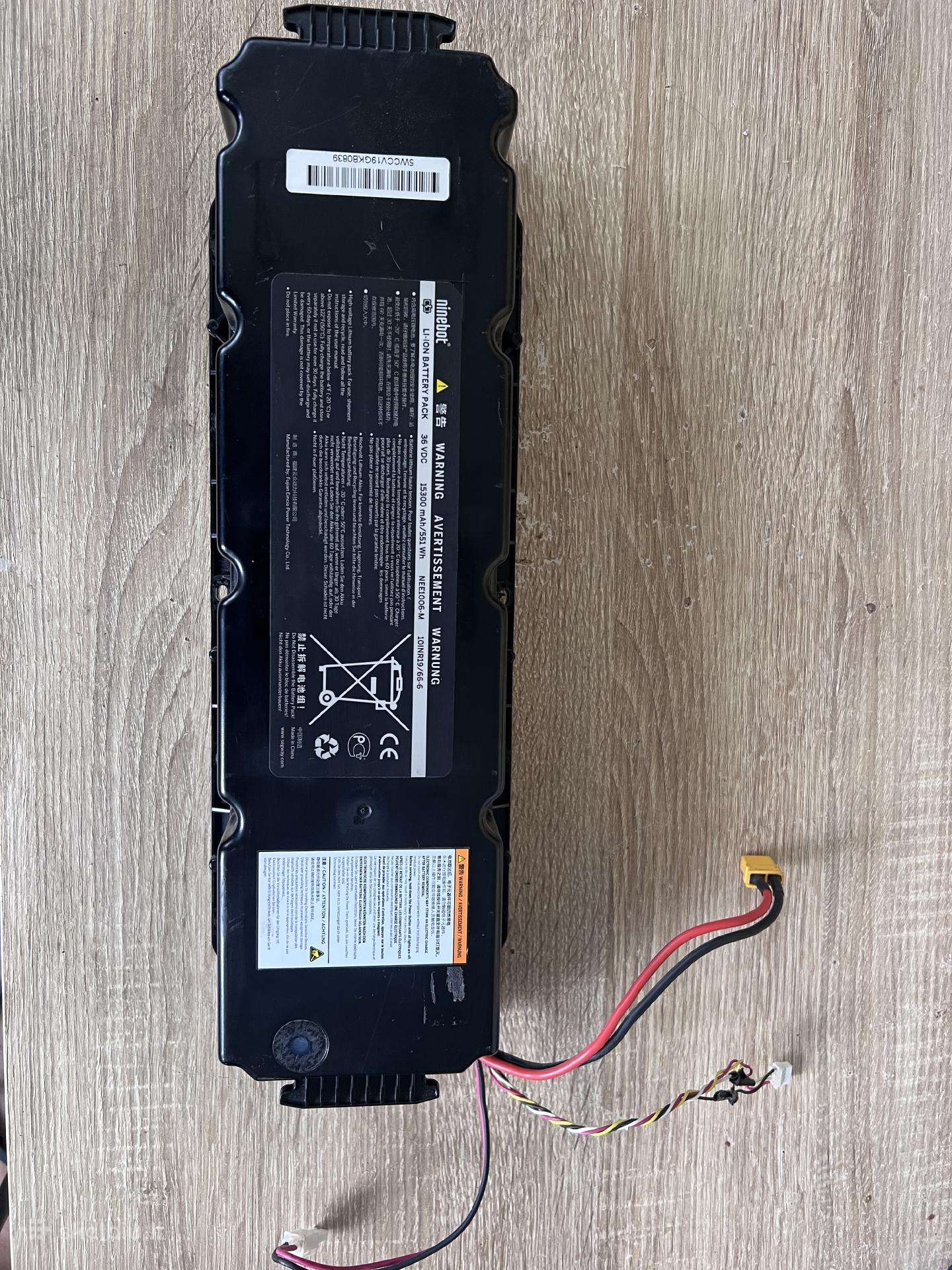 Parduodu akumuliatorių ir ratus ninebot