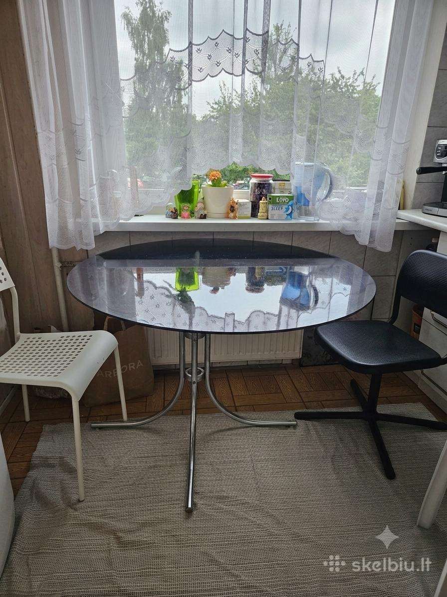 Stiklinis stalas ant metalinio pagrindo, 20 eurų