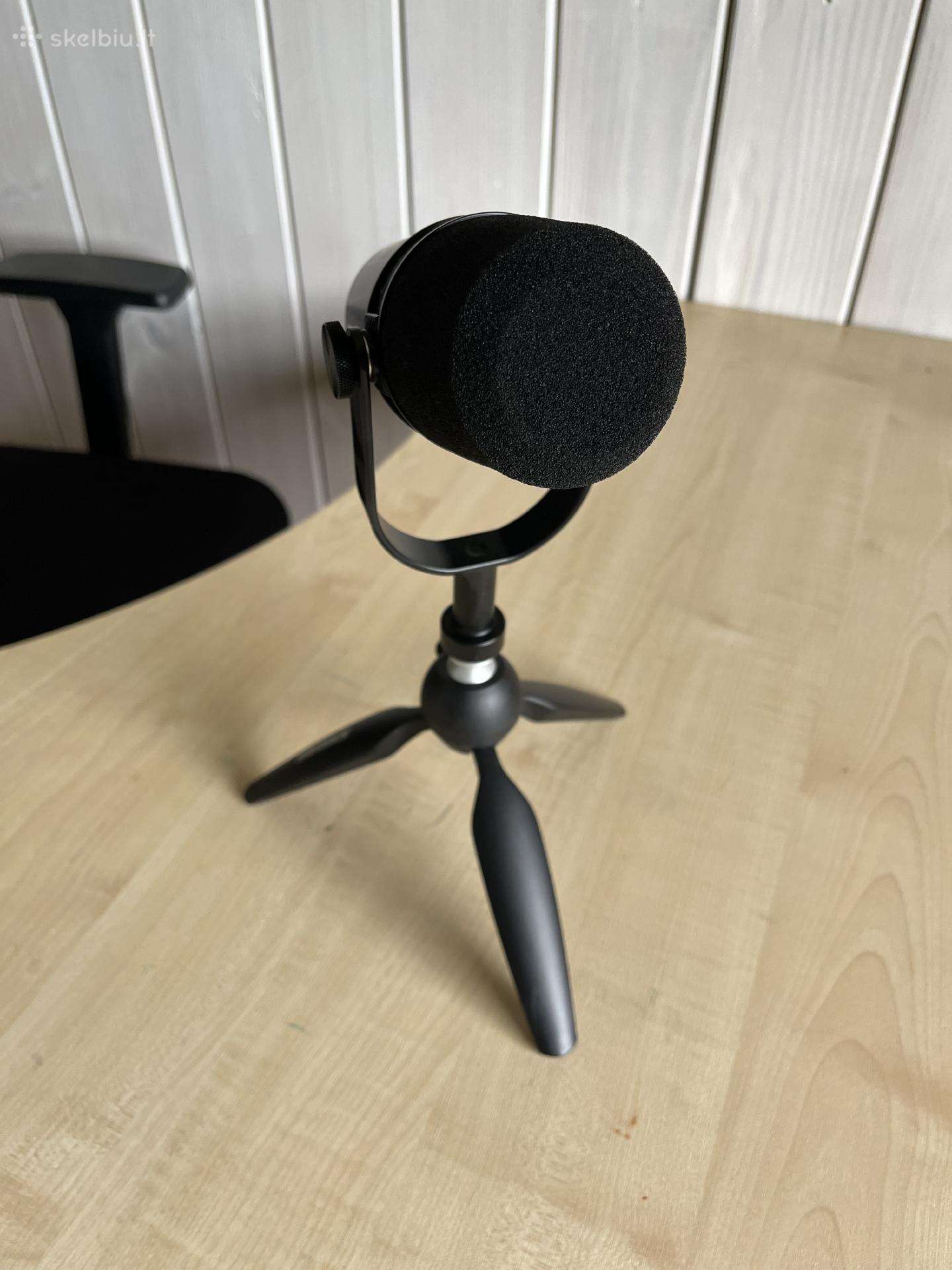 Shure Mv7 mikrofonas ir stovelis ant stalo
