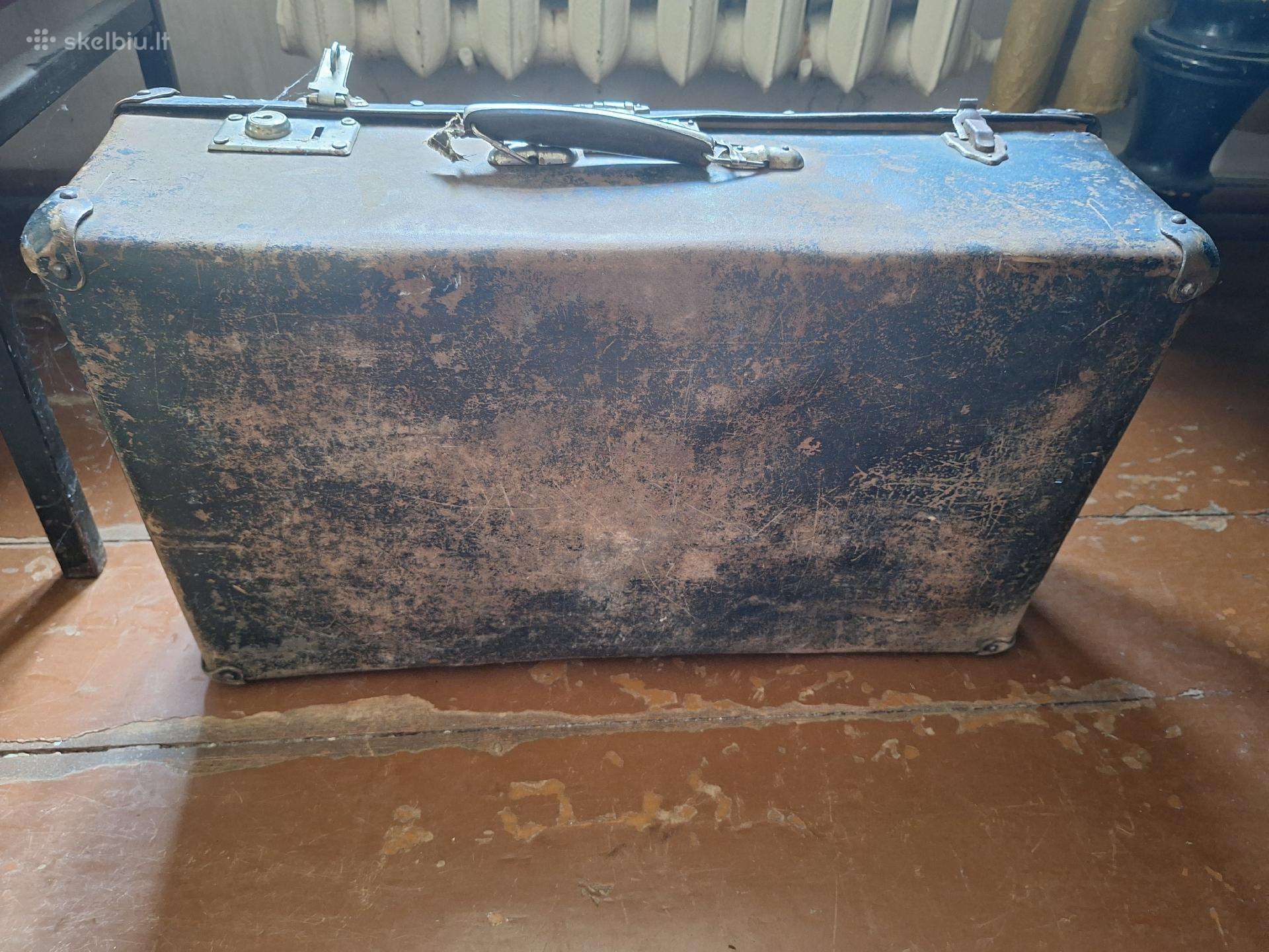 Seni vintažiniai lagaminai, rakandai, sekcijos
