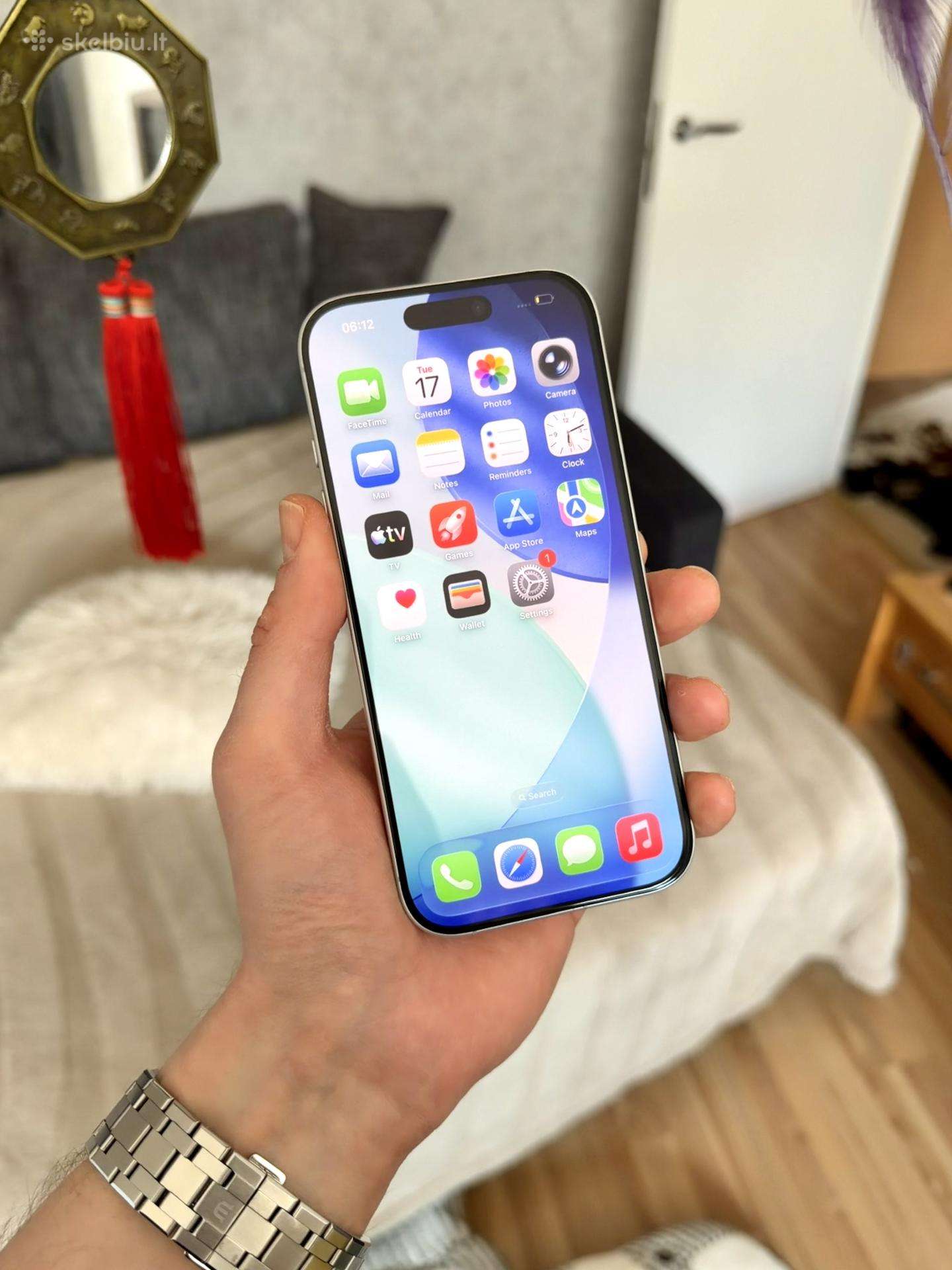 iPhone 16 White