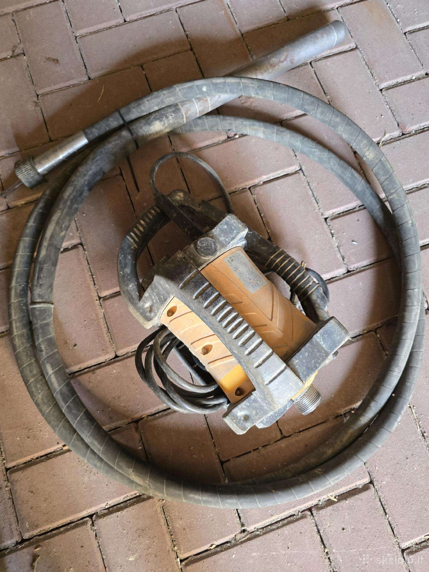 Giluminis betono vibratorius