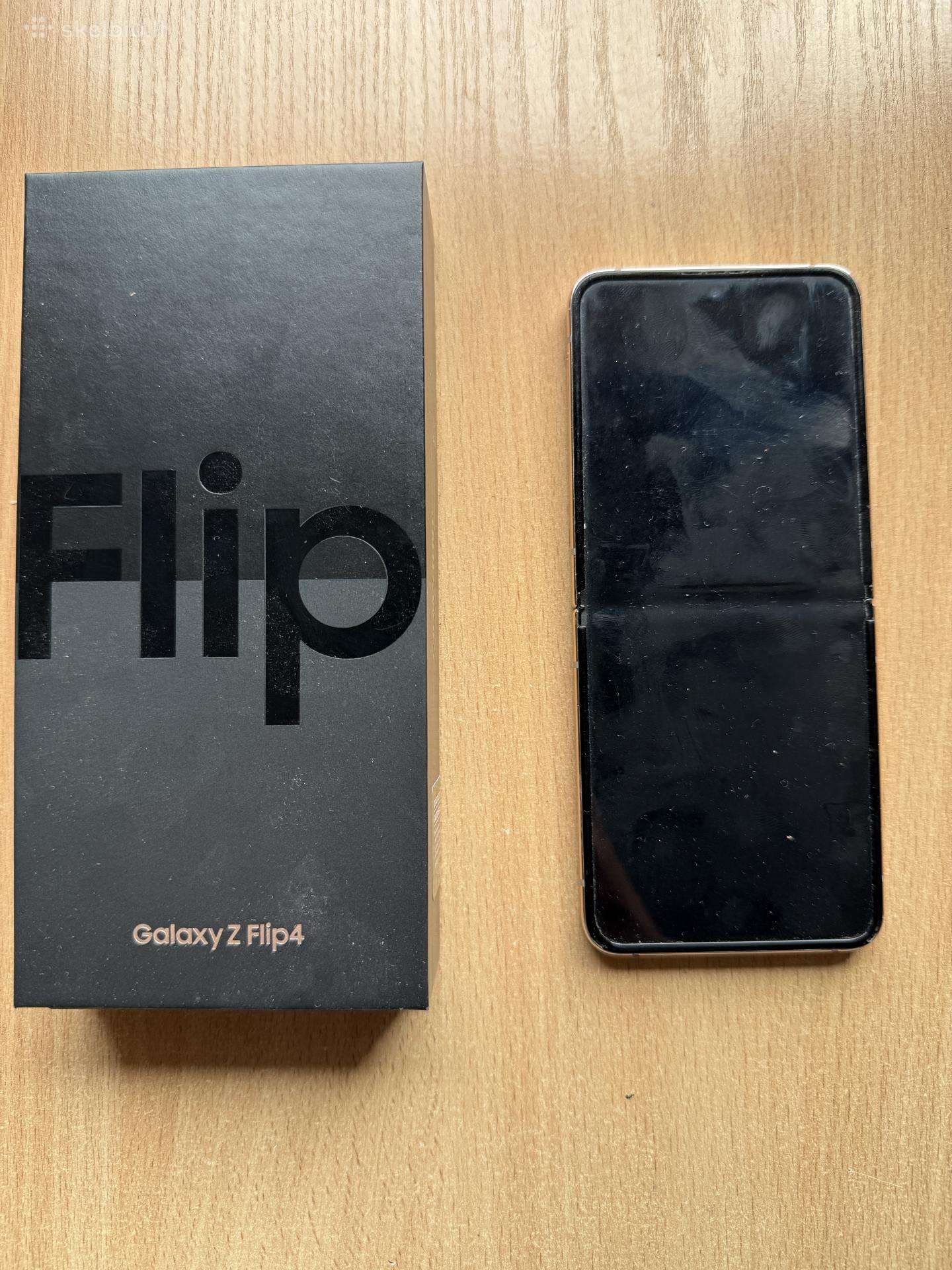 Parduodu sudaužytą Samsung Galaxy flip 4