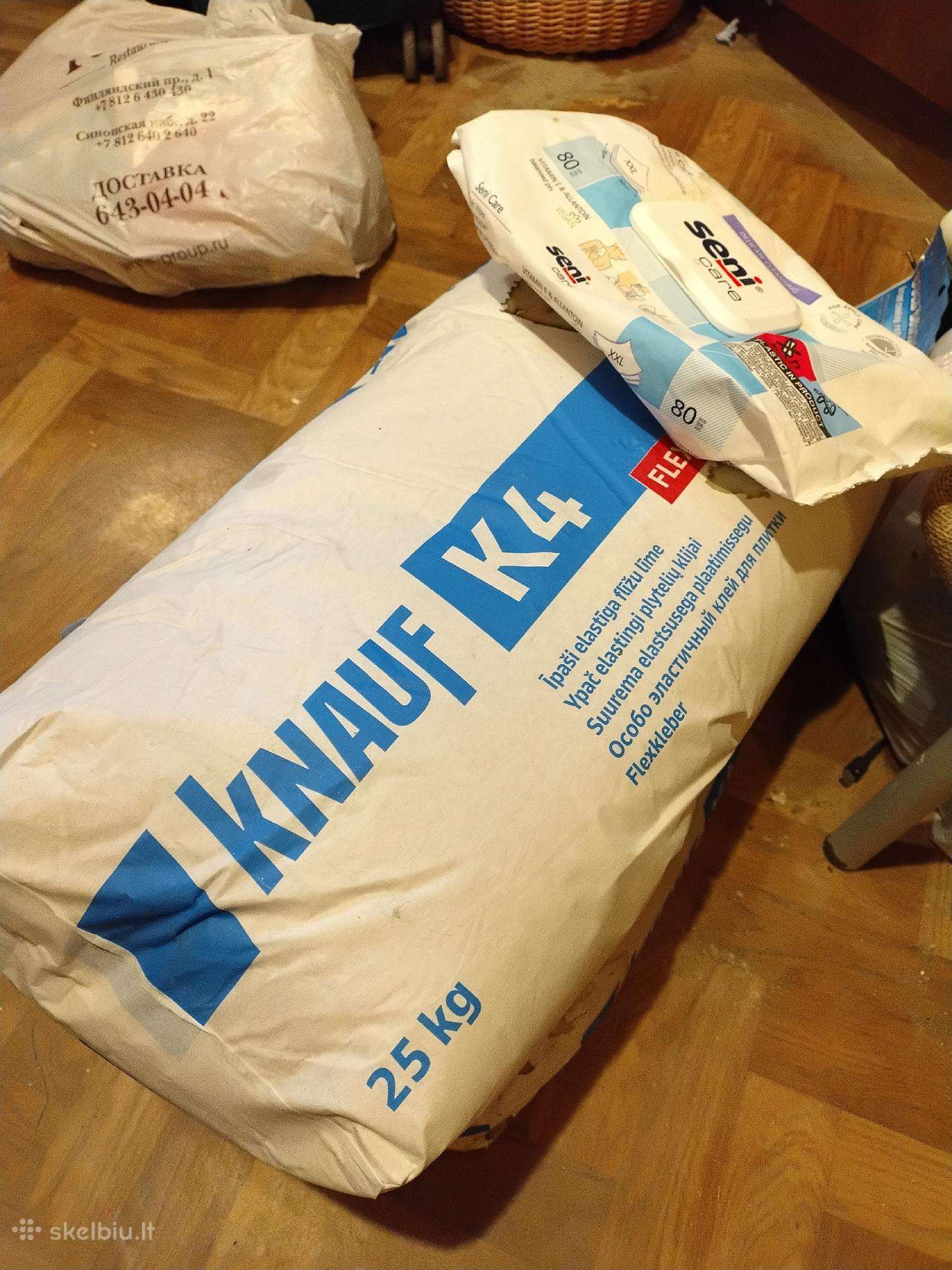 Du maišai plytelių klijų. 10 e už abu