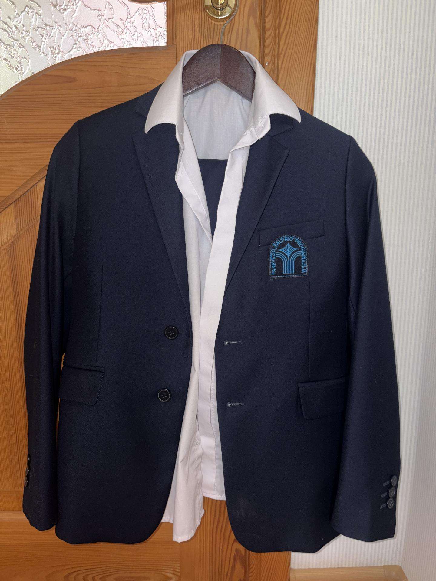 Mokyklinę uniformą (švarką ir kelnes)