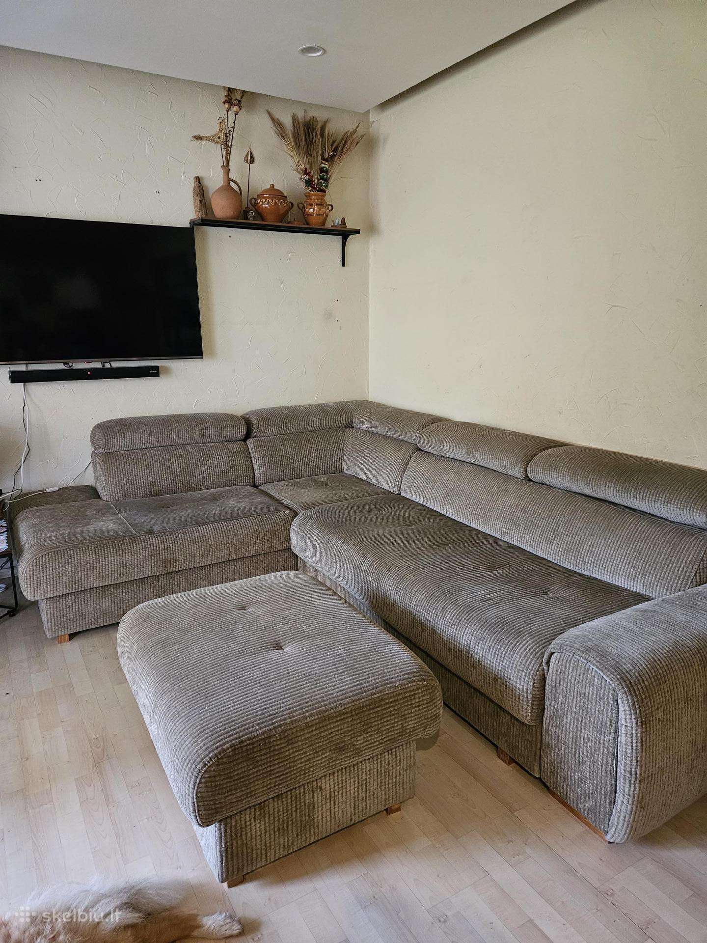 Didelis minkštas kampas su miegamąją funkcija