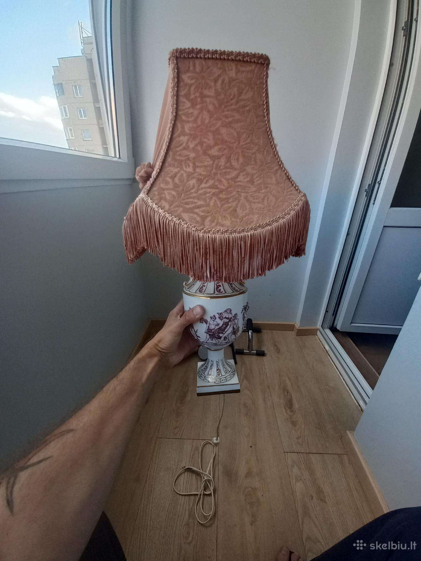 Stalo šviestuvas ( Capodimonte) Italija siunčiu.