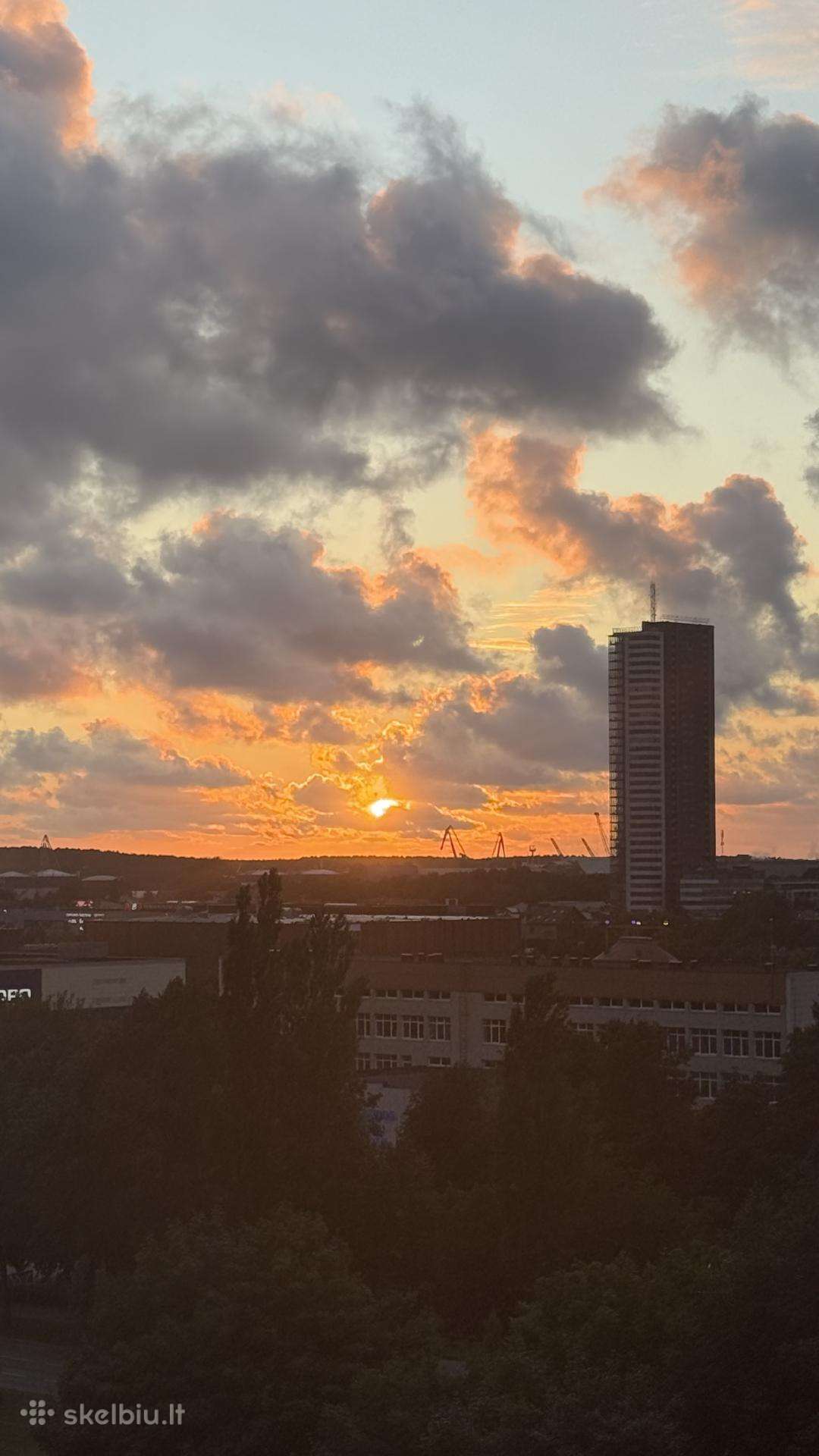 3 kambarių butas renovuotame name Baltijos pr.