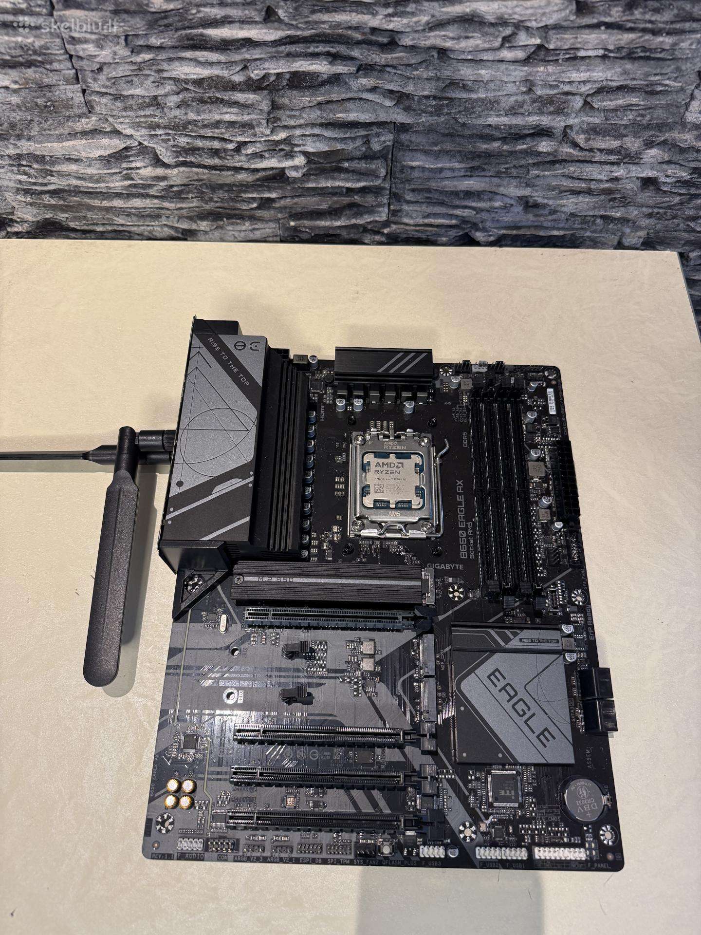 Gigabyte B650 Eagle Ax + WiFi antena