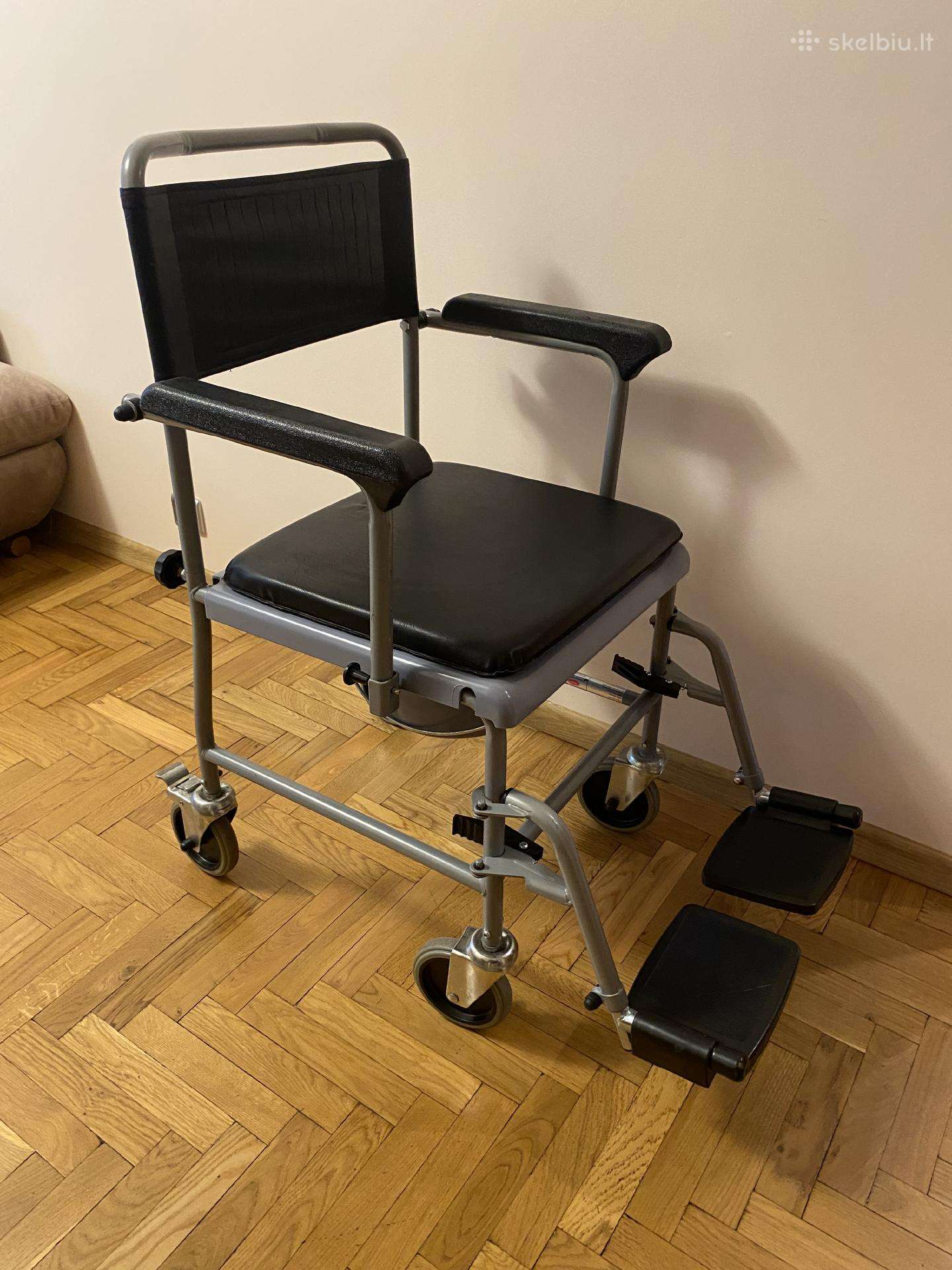 Neįgaliojo tualetas kede su ratukais