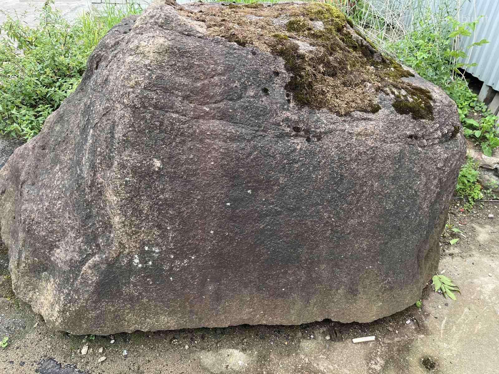 Dovanojamas didelis akmuo