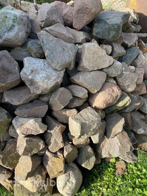 Skaldyti granito akmenys