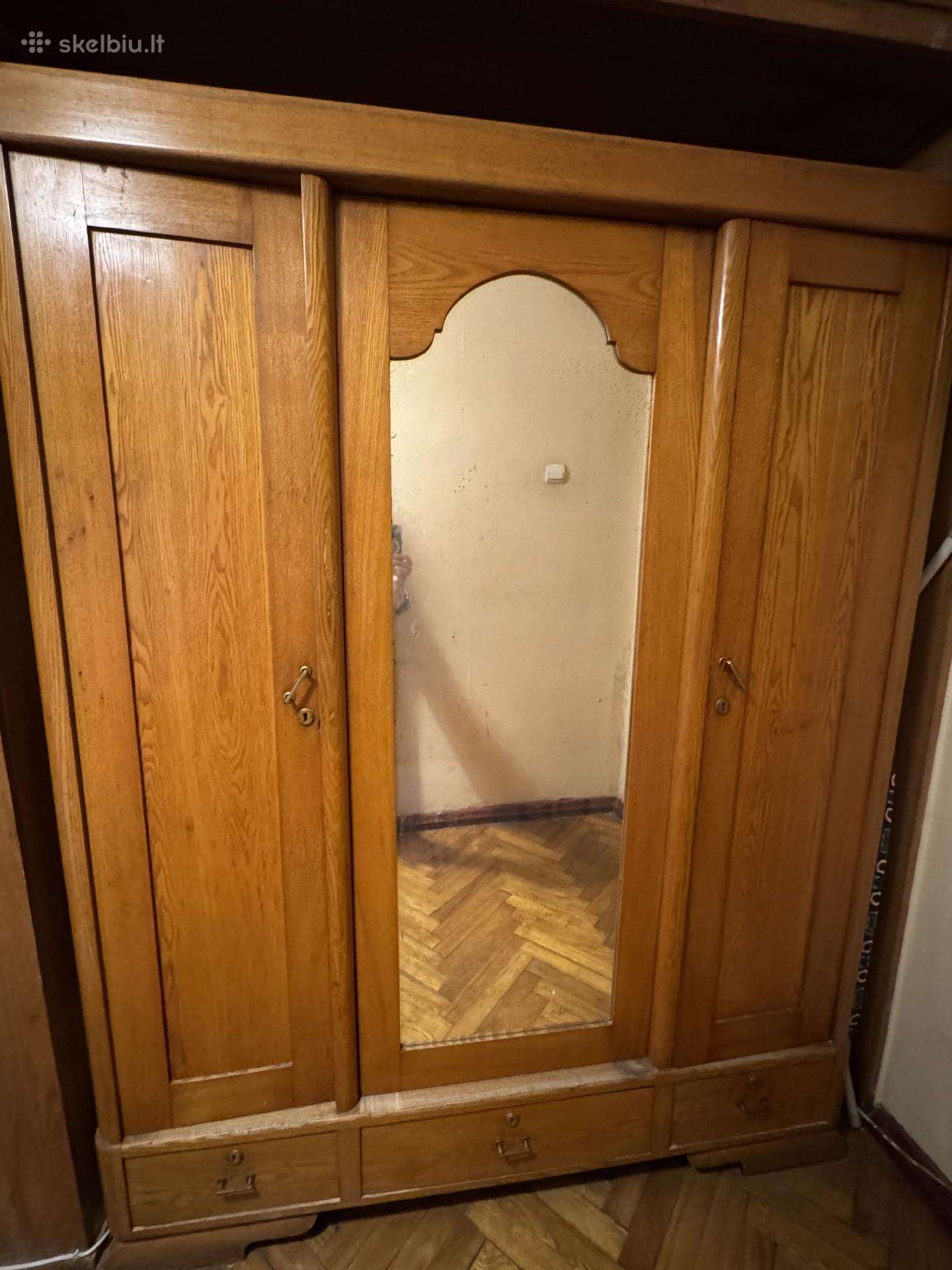 Senovinė medžio masyvo rankų darbo spinta