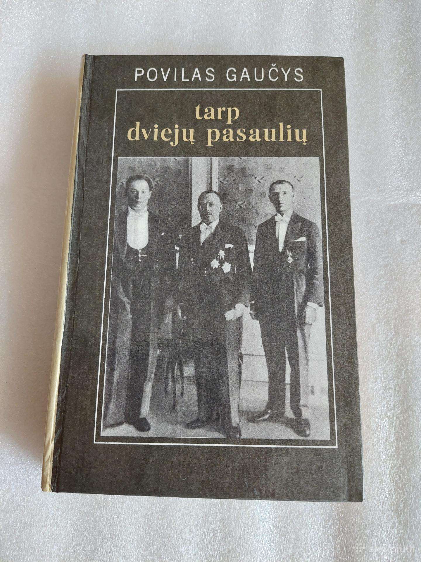 Tarp dviejų pasaulių