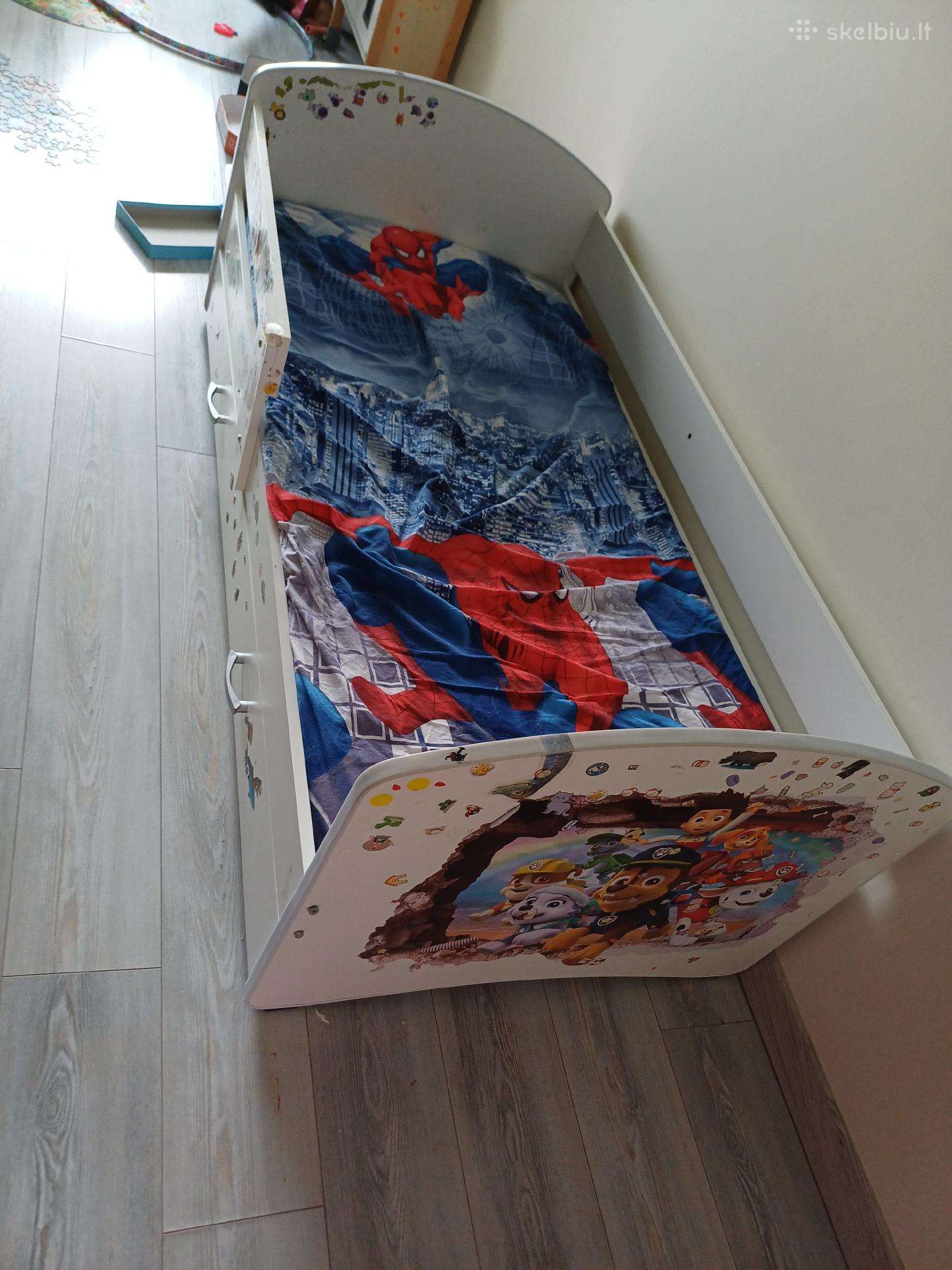 Dovanojama vaikišma lova su čiužiniu