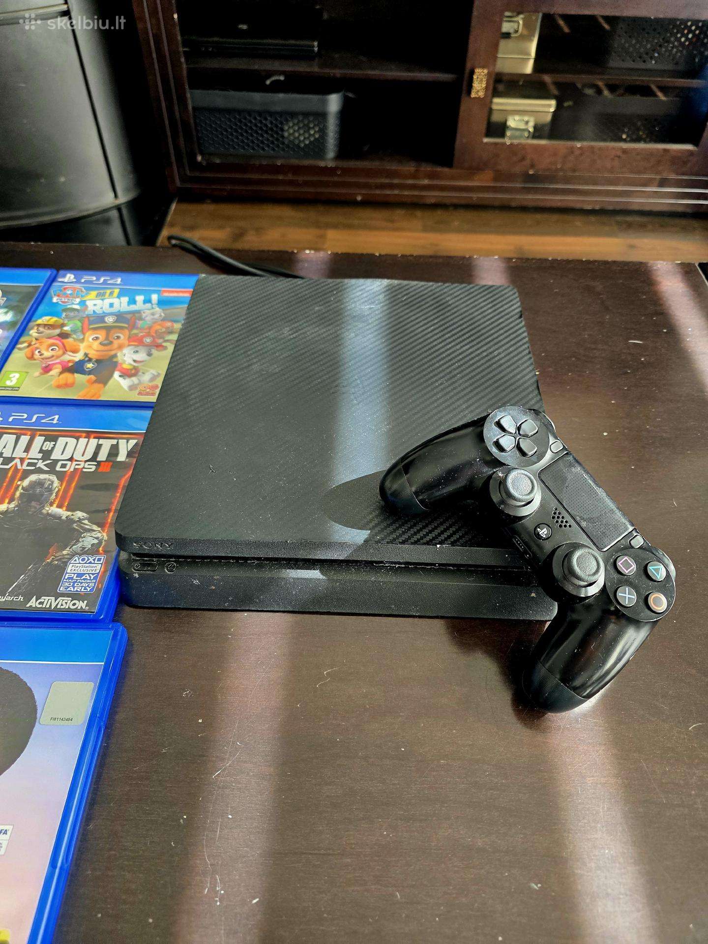 Parduodu Ps4 konsolę su 12 žaidimų