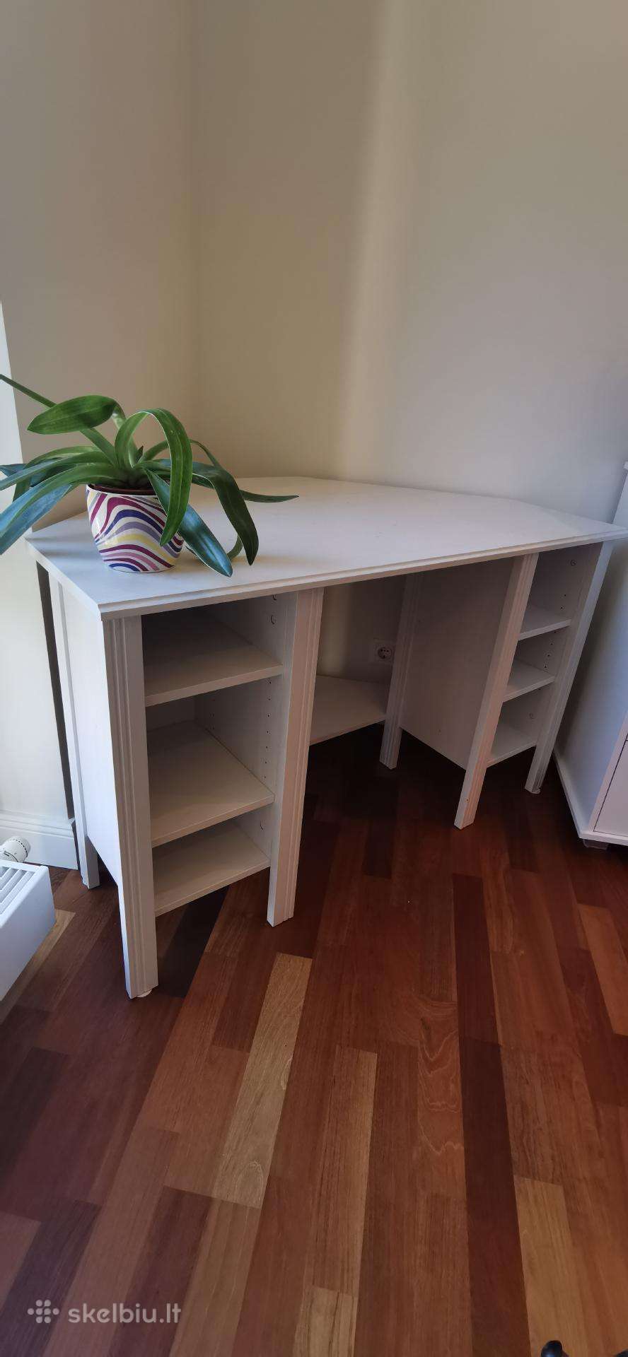 Ikea kampinis darbo stalas