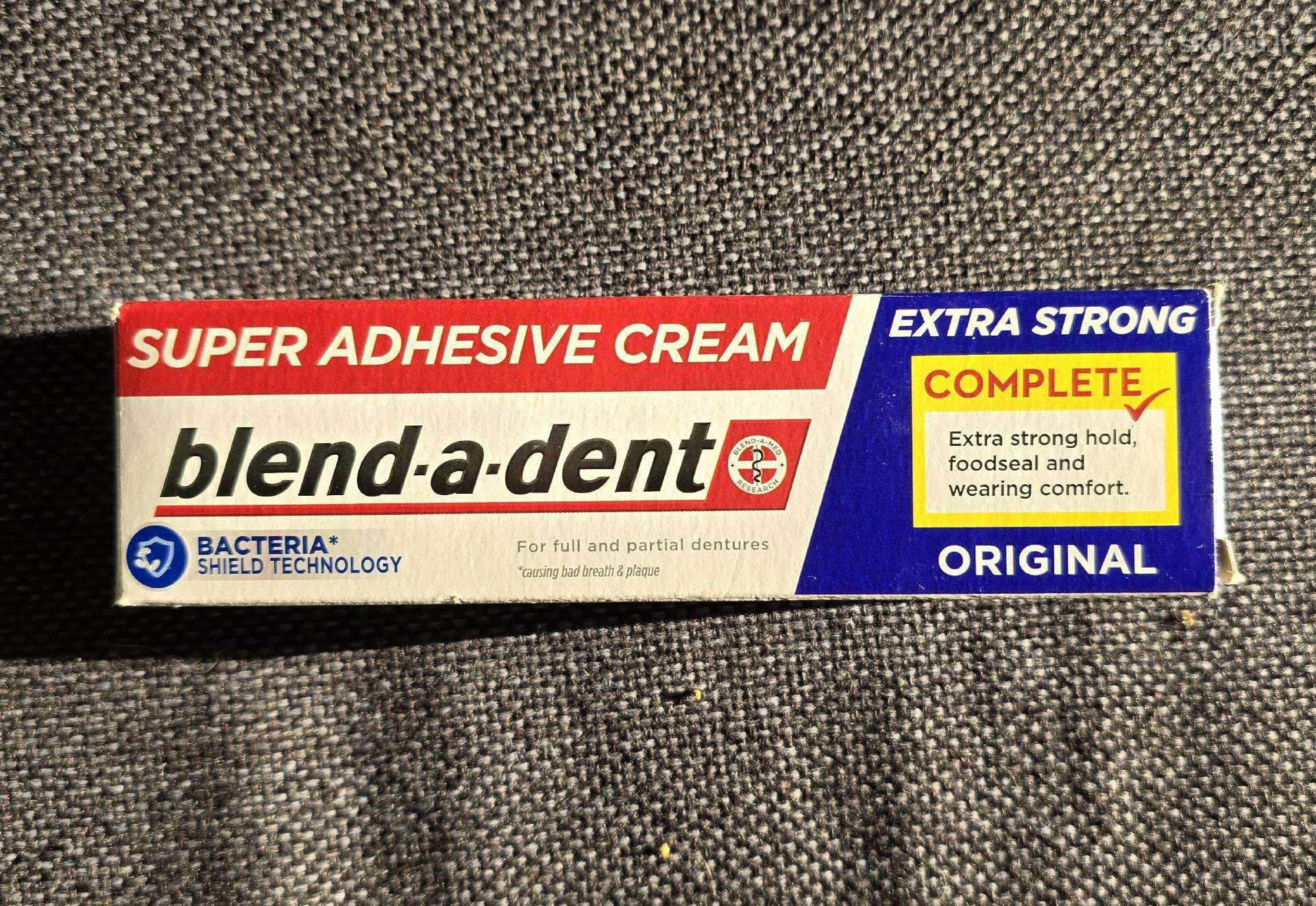 Dantų protezų klijai Blend-a-dent Extra Strong