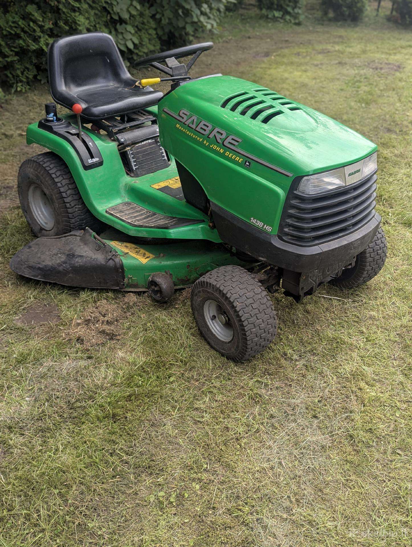 Parduo John deer sabre su dėžės defektu