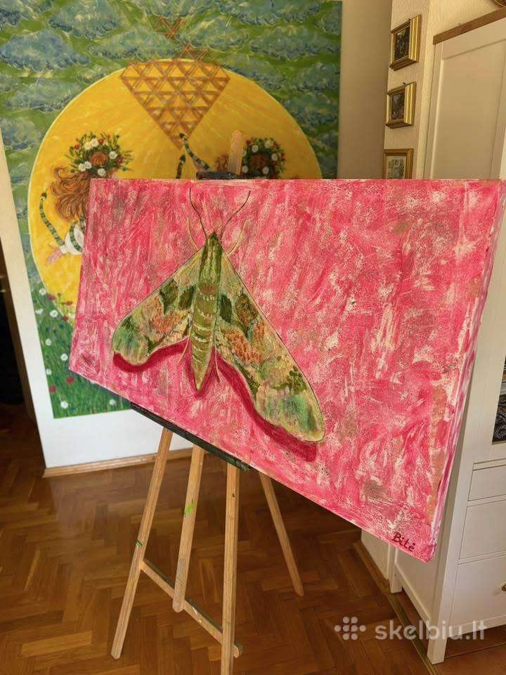 Rožinis paveikslas su dideliu drugiu sfinksu