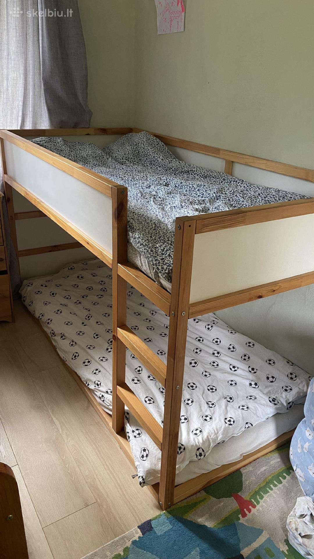 Parduodama dviaukštė lova su čiužiniu