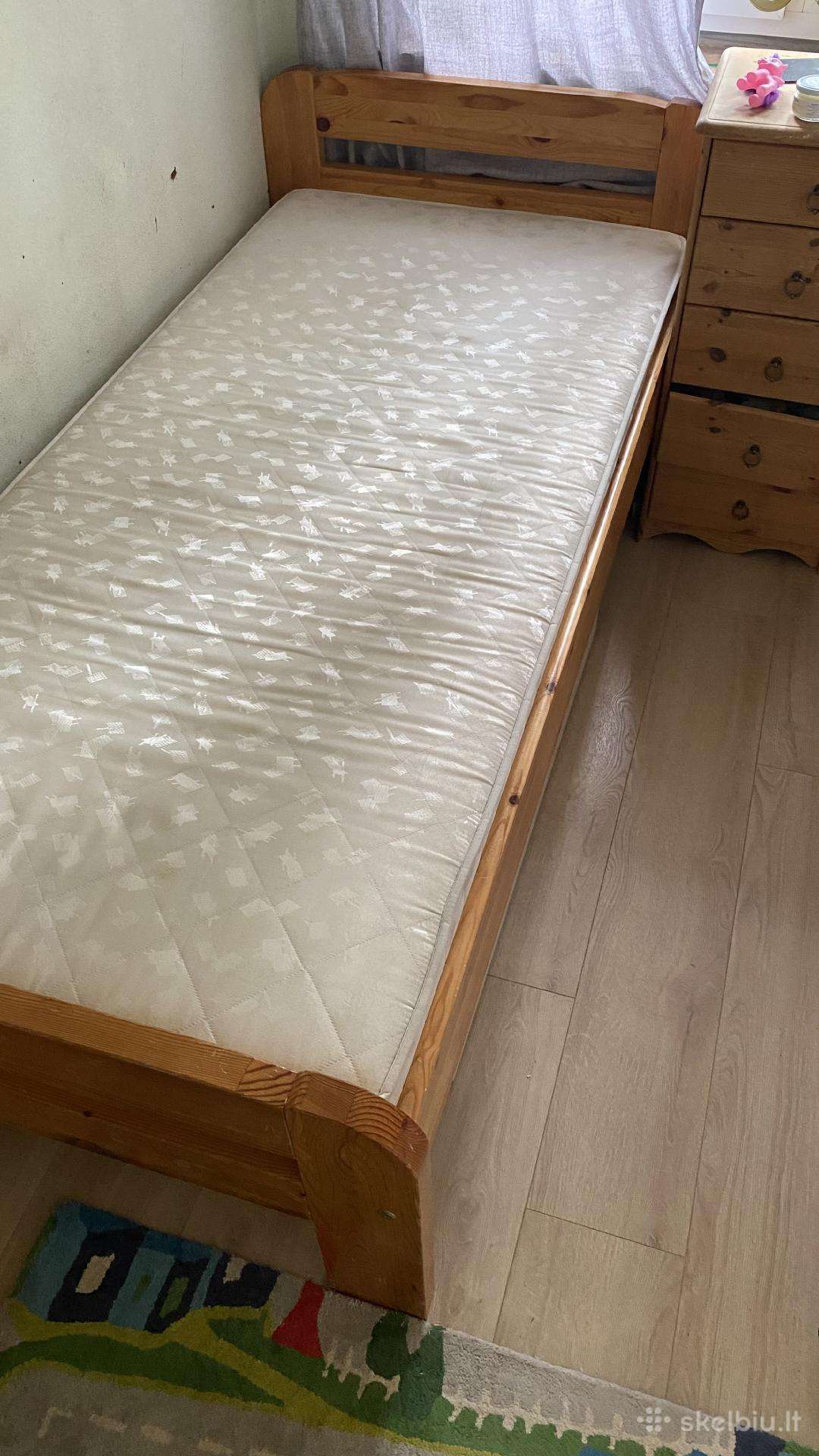 Parduodamos dvi medinės lovos