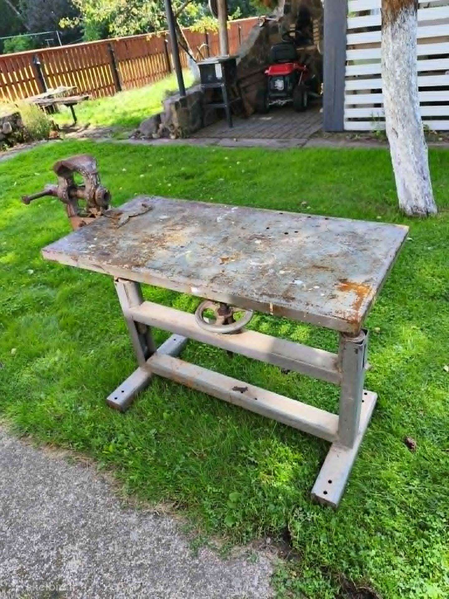 Metalinis darbastalis su spaustuvais