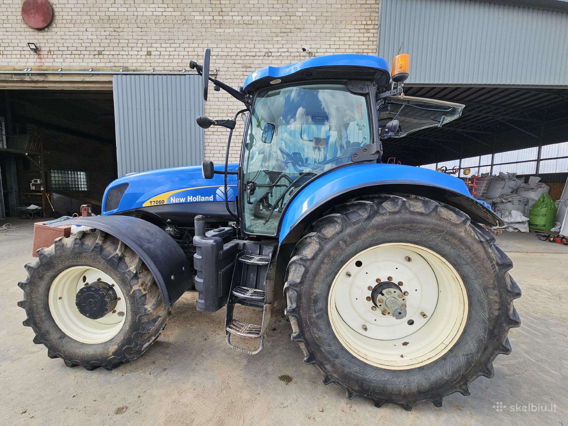 Traktorius New Holland T 7060