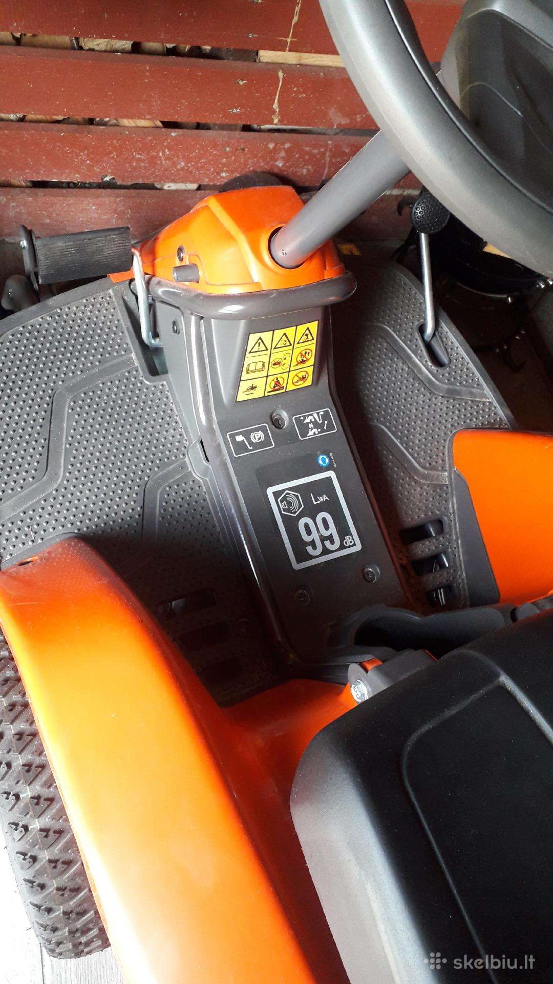 Traktoriukas Husqvarna R112c