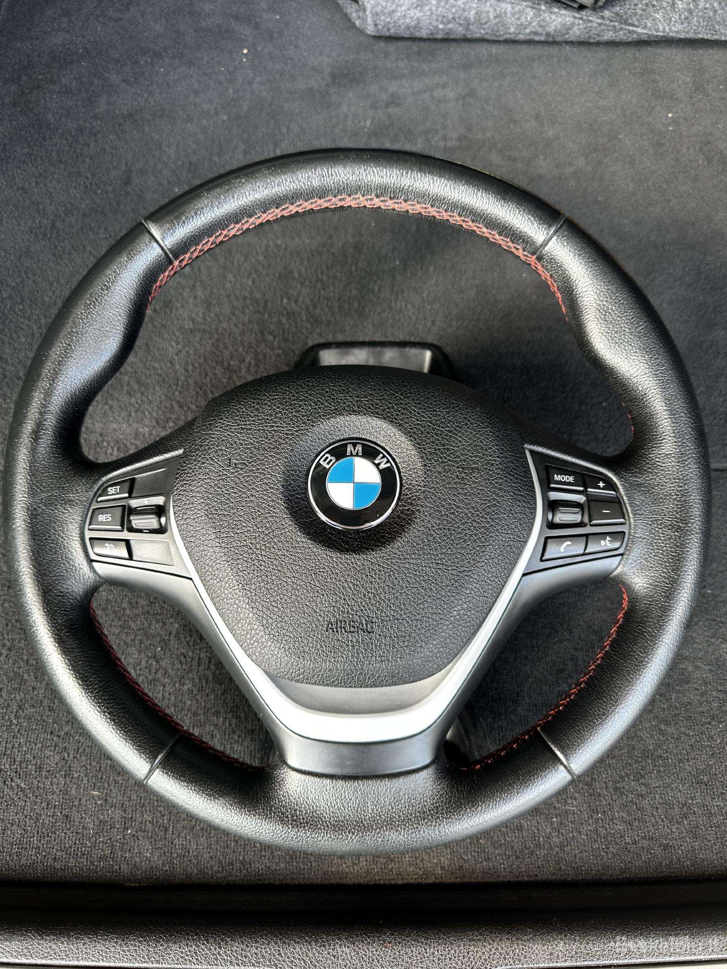 Bmw F3x serijos vairas su raudona siūle
