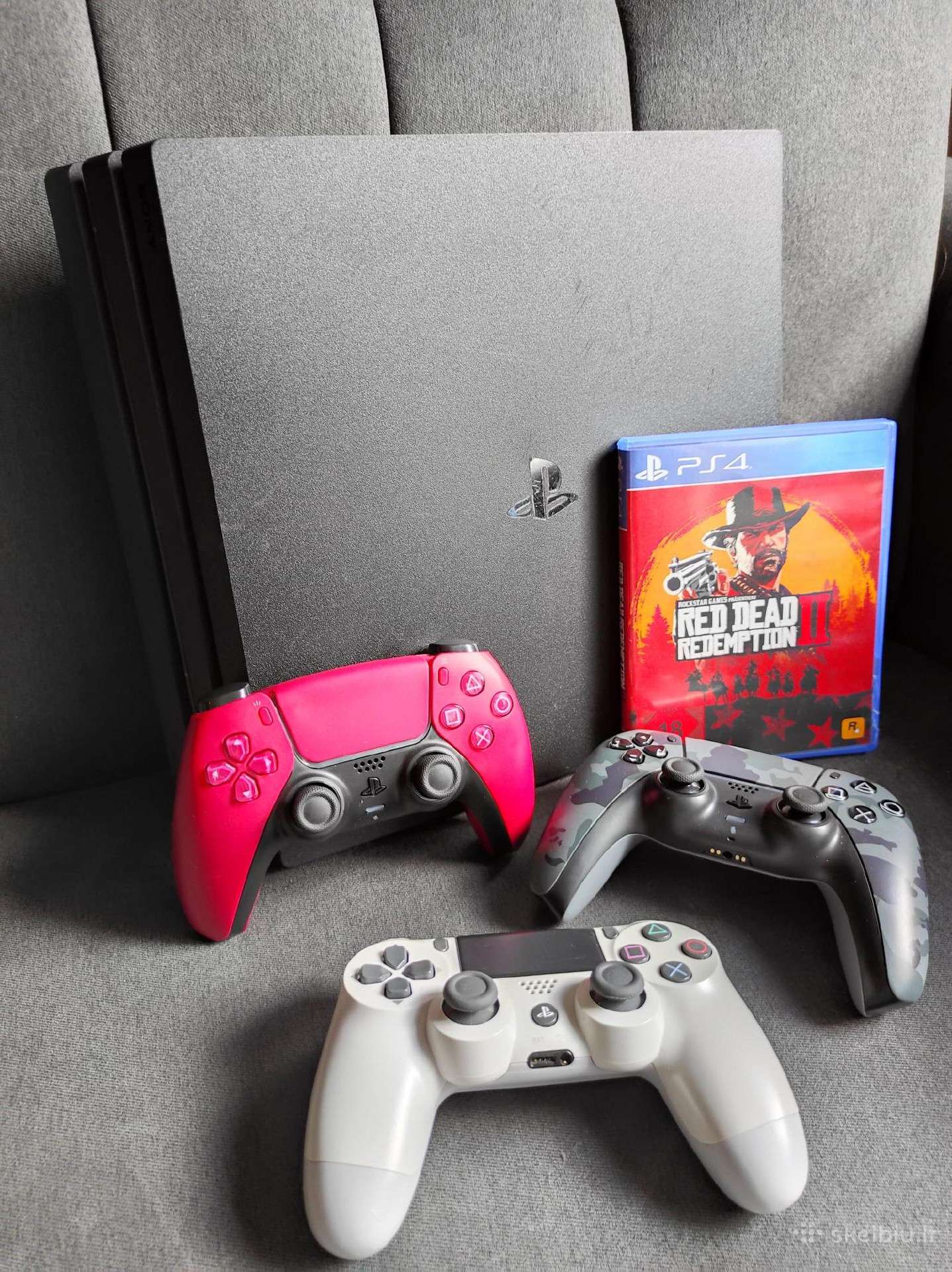 Ps4 pro 1tb + 9 žaidimai