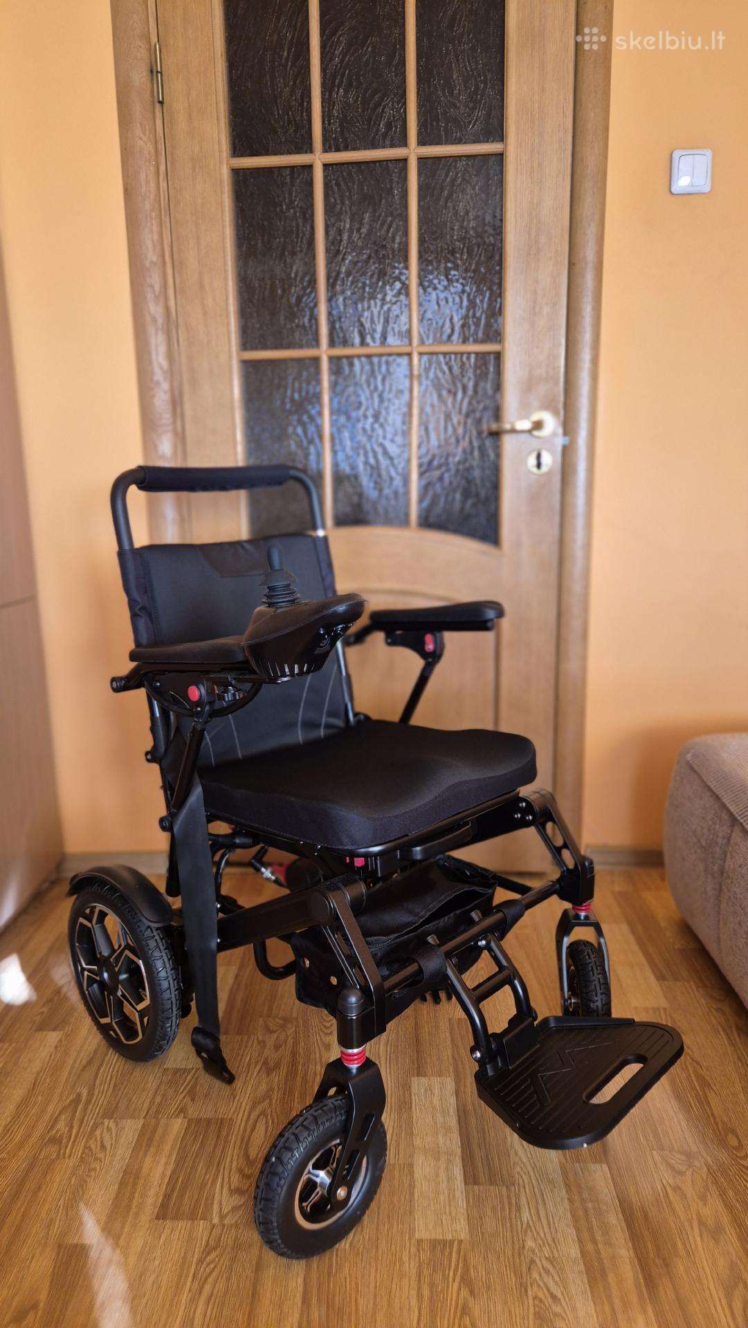Naujas elektrinis neįgaliųjų vežimėlis.