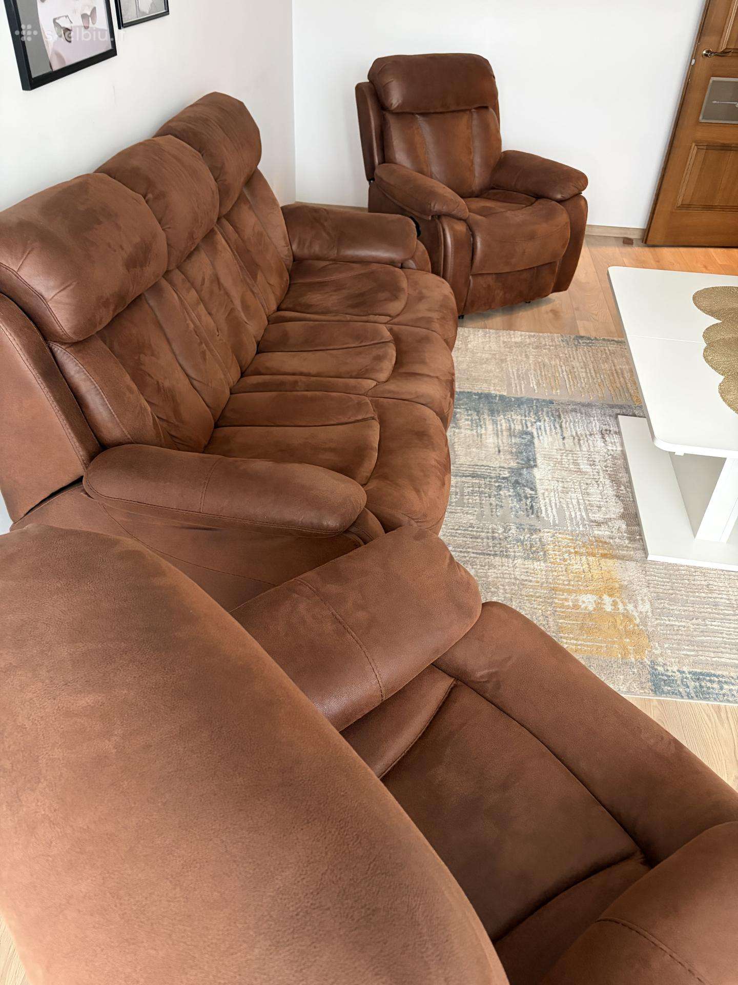 Sofa su dviem foteliais su reglaineriais