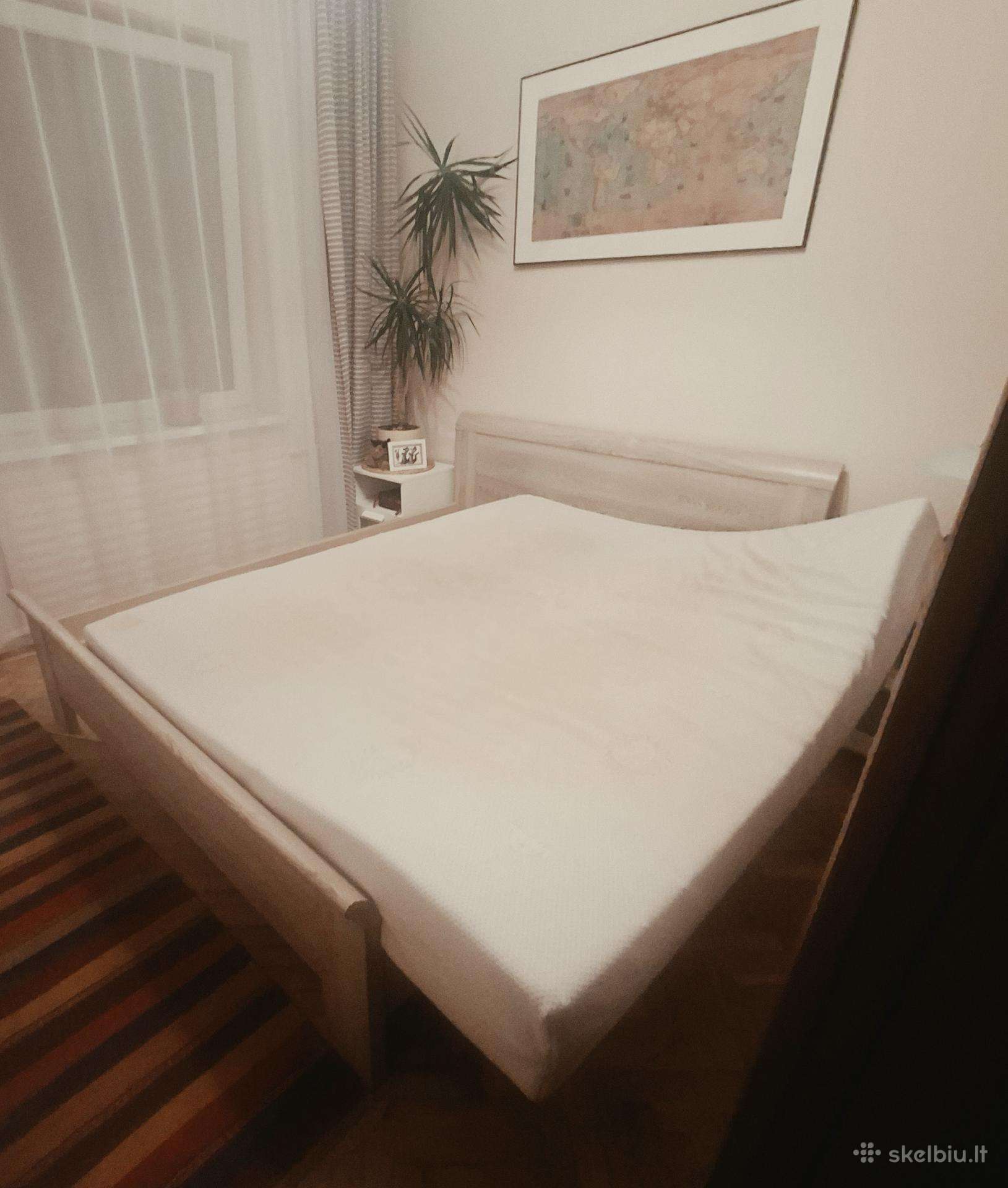Parduodu geros būklės dvigulę lovą su čiužiniu