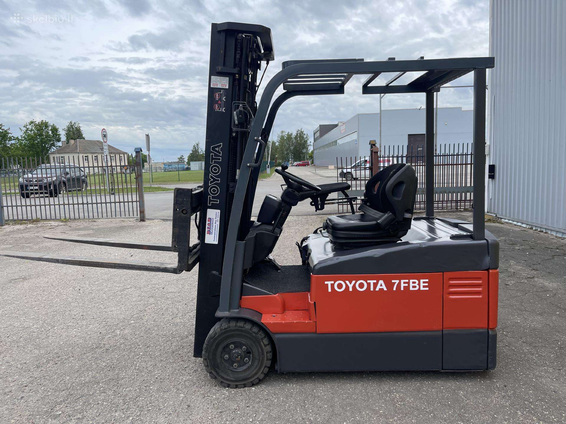 Elektrinis šakinis krautuvas Toyota