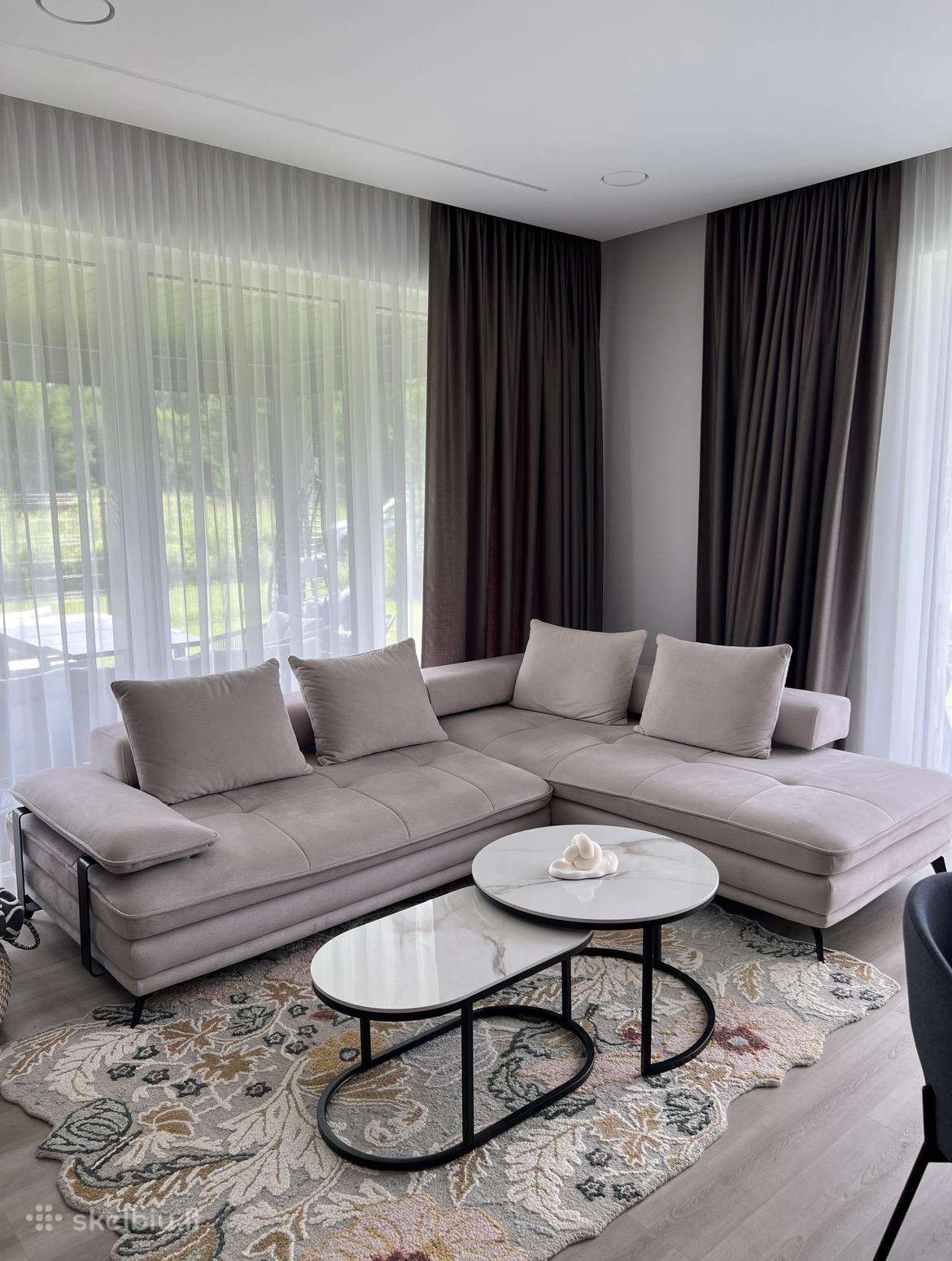Didelė kreminės spalvos kampinė sofa