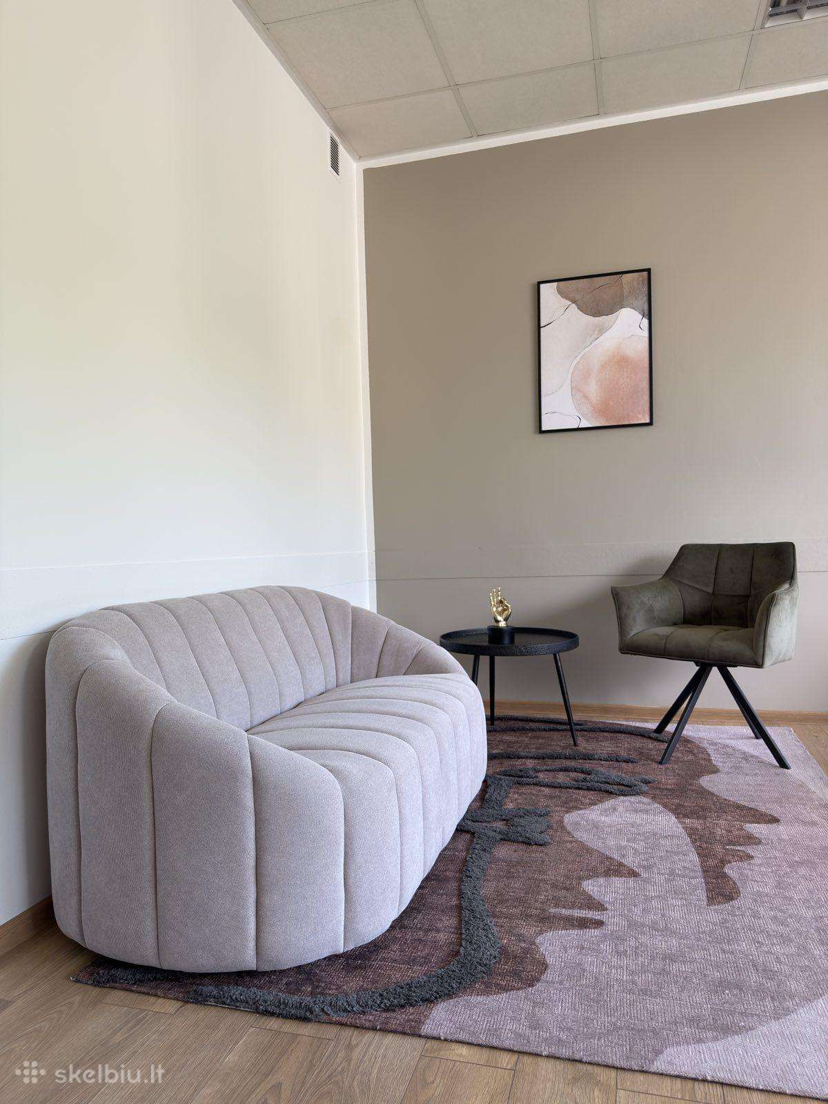 Dvivietė sofa, spinta, lentyna, kėdės, paveikslai