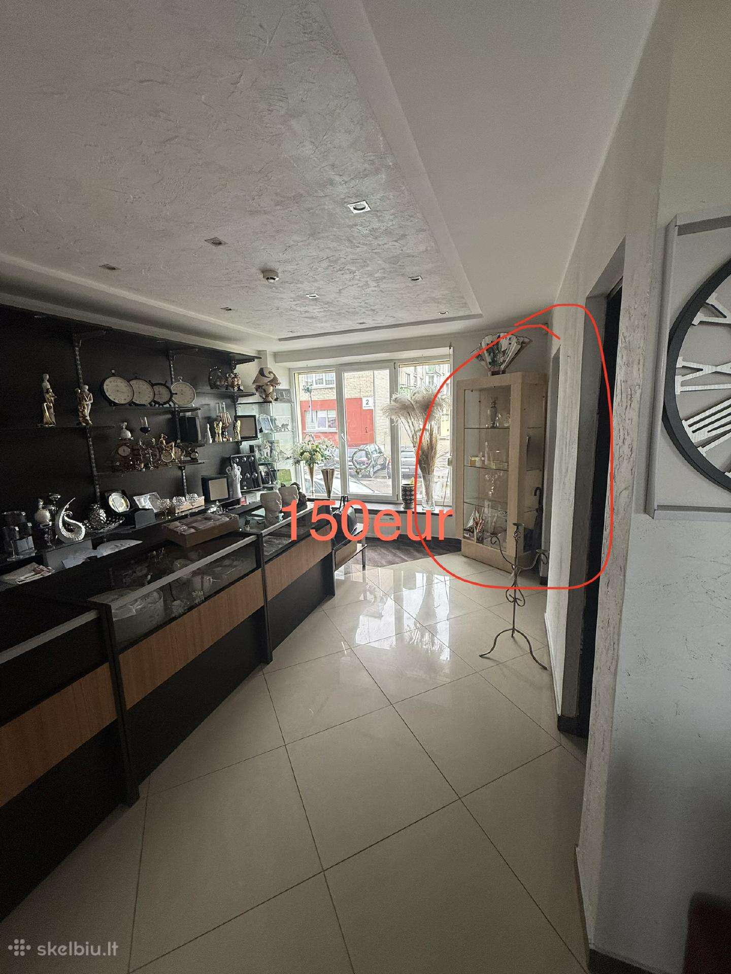 Skubiai išparduodami prekybiniai baldai gera kaina