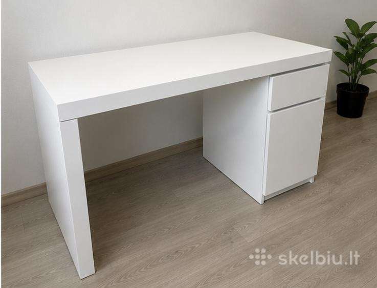 Baltas rašomasis / darbo stalas