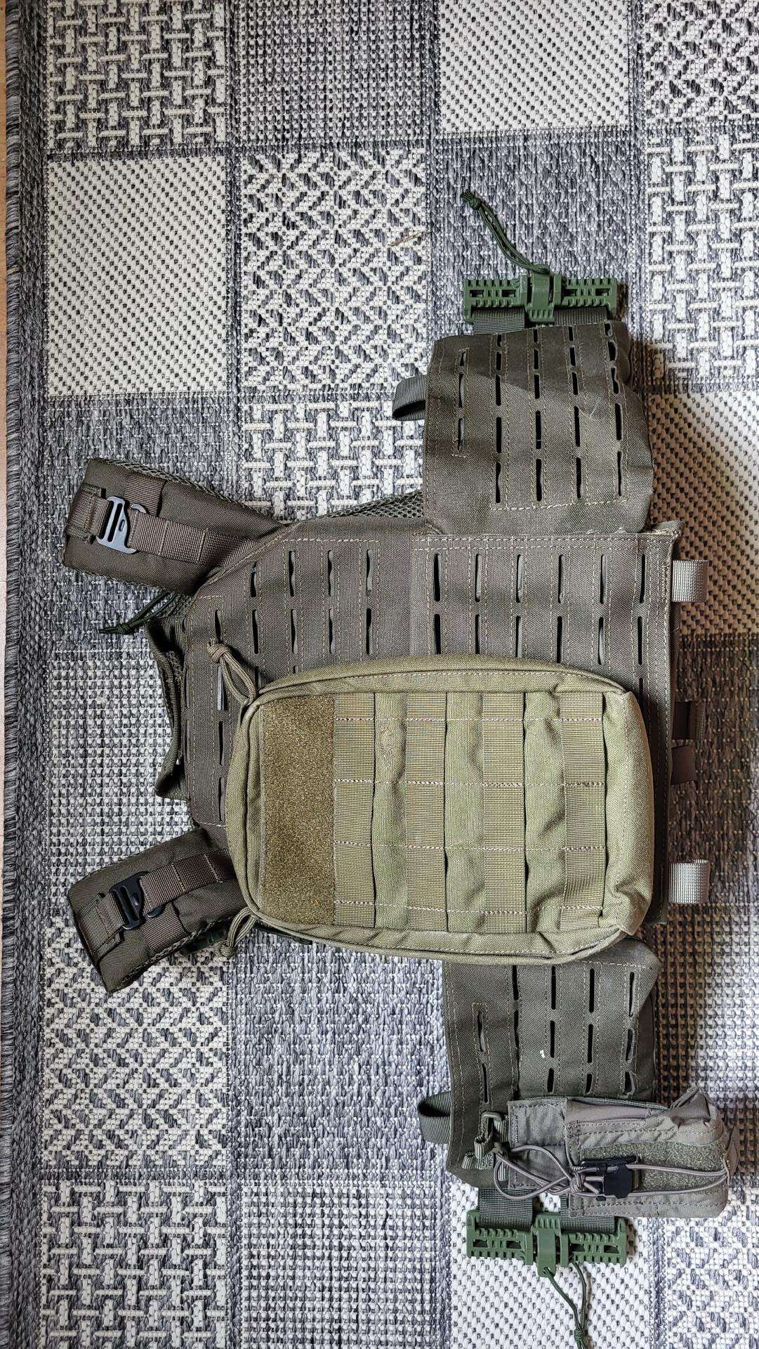 ,Invader Gear'' taktinė liemenė su priedais